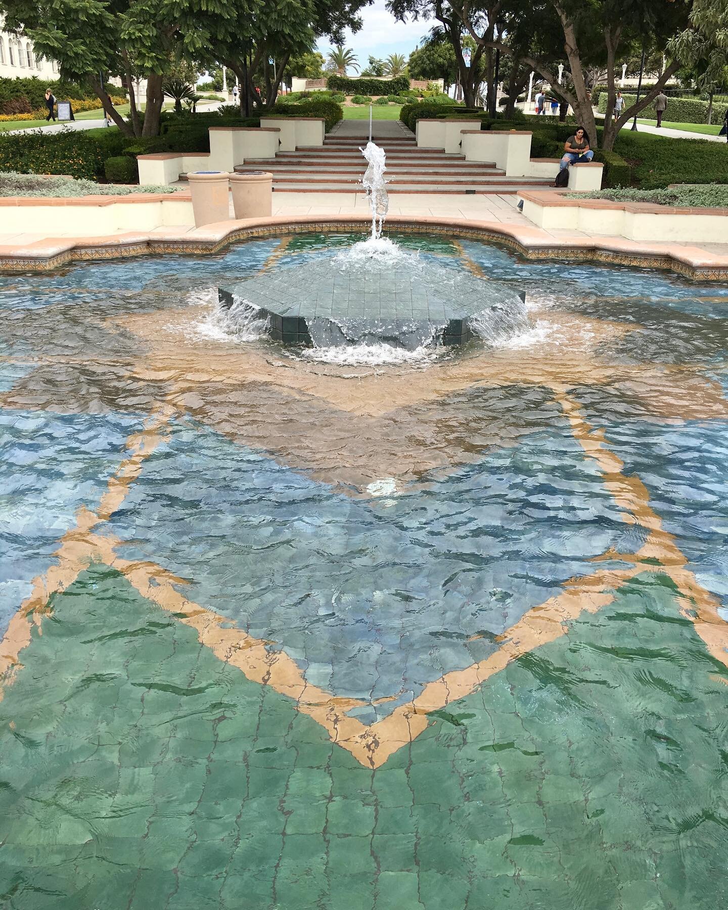 Great meeting spots on college campuses? Always, the fountain. #collegelife #campusvisits