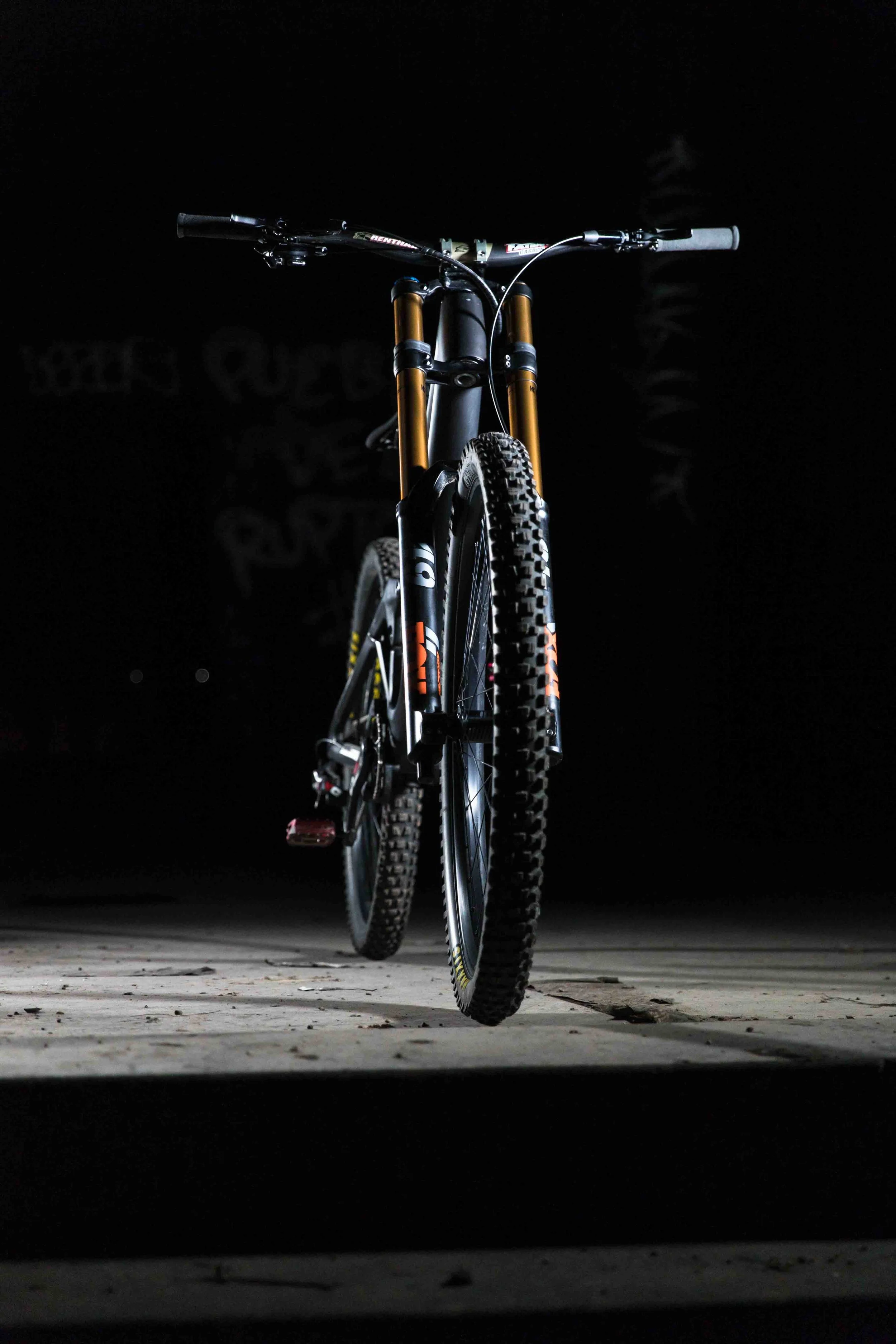 VTT de face dans un environnement sombre
