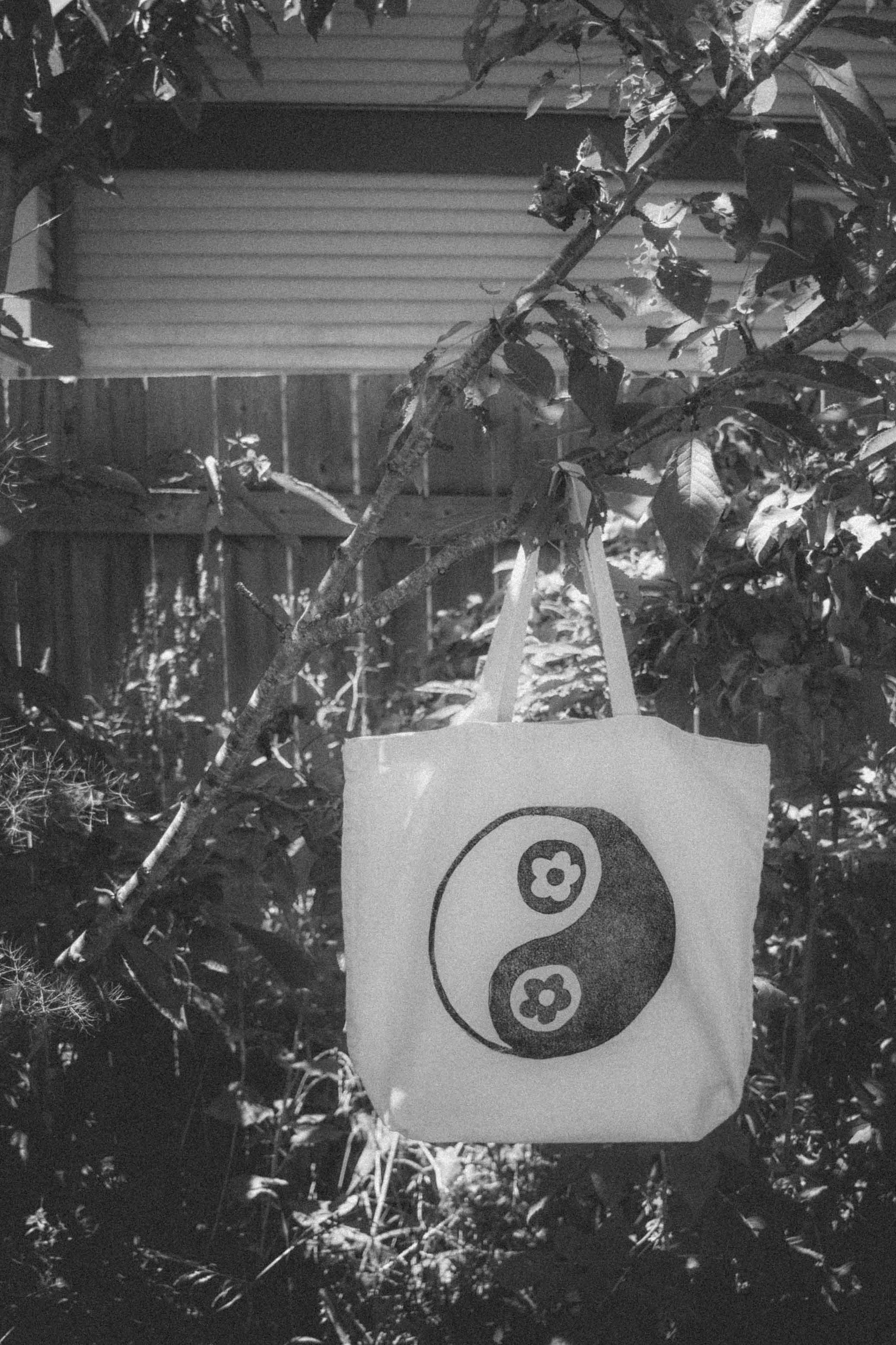 wildling-studios_brand photography victoria bc_delicate-realms_totes-tshirts-daisy chains-3.jpg