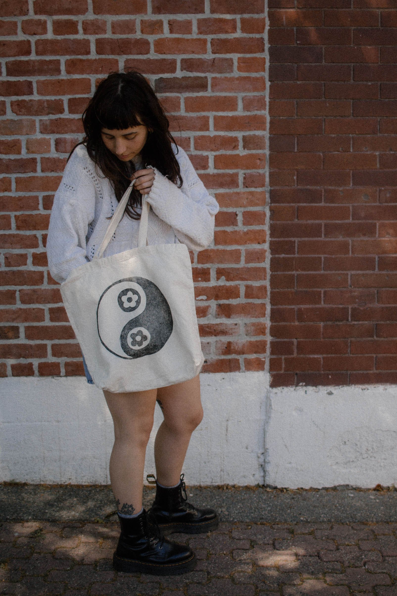 wildling-studios_brand photography victoria bc_delicate-realms_totes-tshirts-daisy chains-12-2.jpg