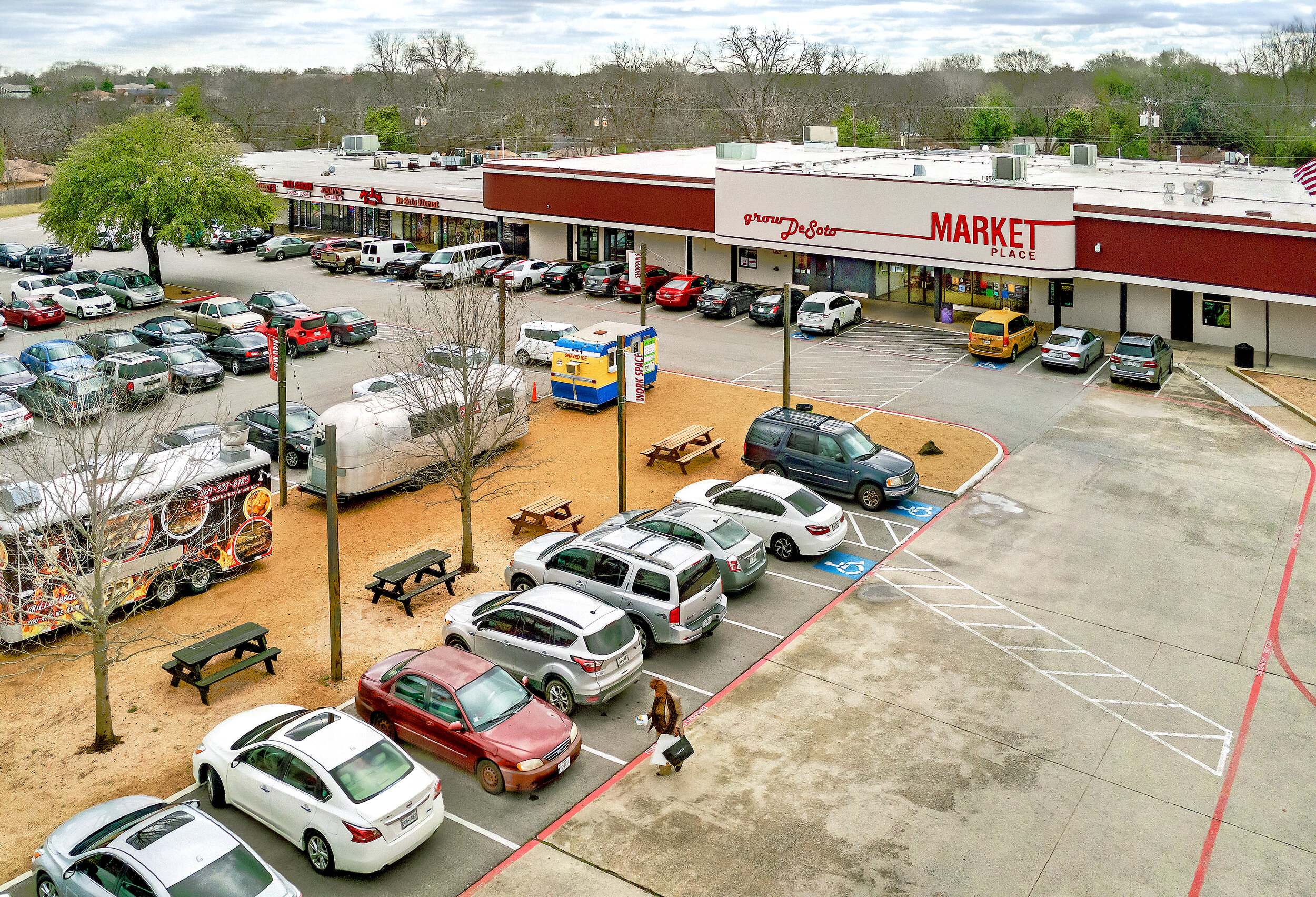 Grow DeSoto Market has reinhabited a strip mall with a small-business incubator, regreened a swath of the parking lot into a twinkle-lit networking space.