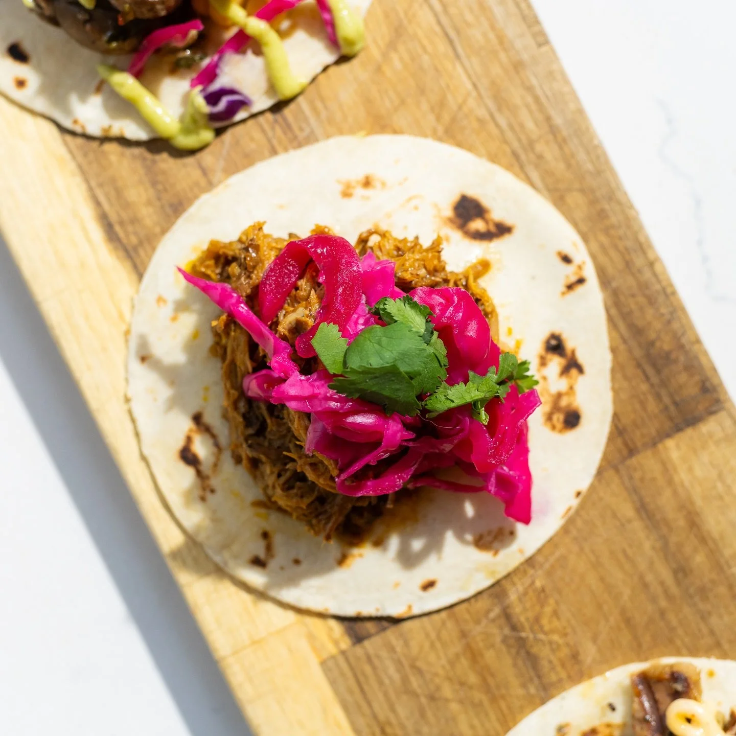 🌮 Tuesday tastes better with tacos! Swing by #MiaMarket and let&rsquo;s taco &lsquo;bout it. 💃🏻

#taco #mdd #miami #miamidesigndistrict #foodie #tacotuesdays #tequila #foodhall