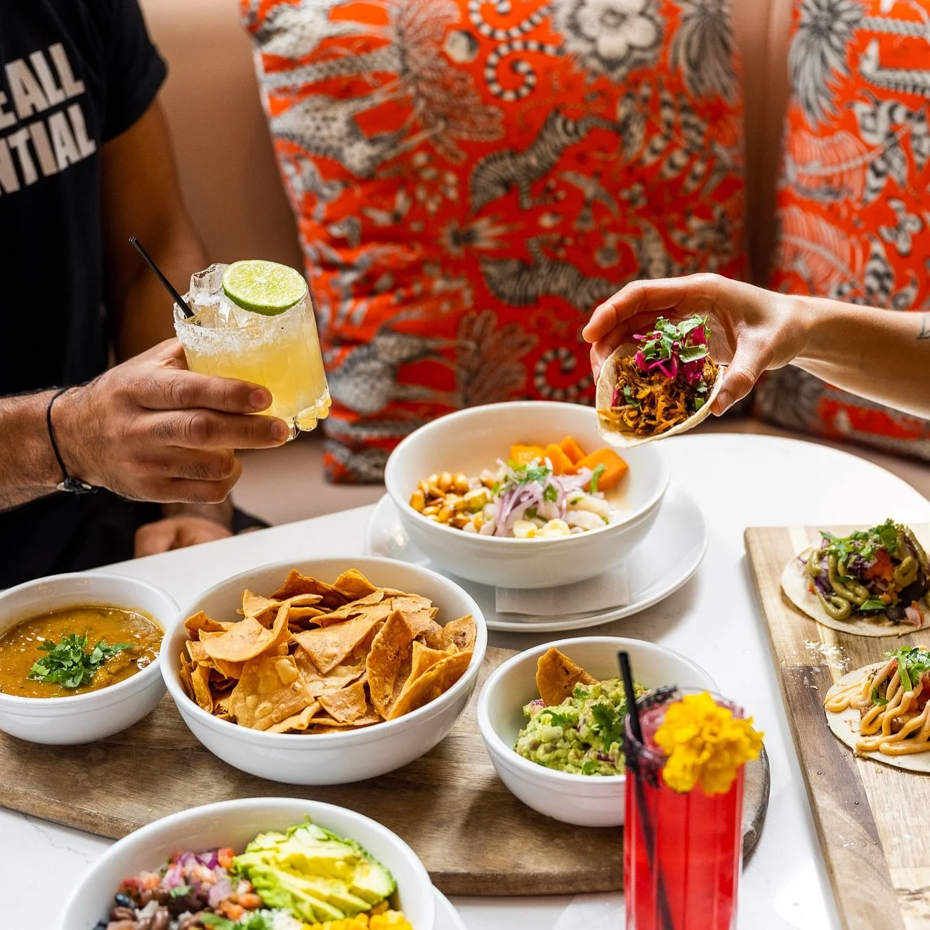 🌮 The ultimate Taco Tuesday mood at #MIAMarket &mdash; load up on your favorite tacos from @hotlimekitchen and keep the vibes going with $12 fresh margaritas all day at the bar. 🍹✨

#miami #miamidesigndistrict #foodie #taco #tacotuesday #margarita 