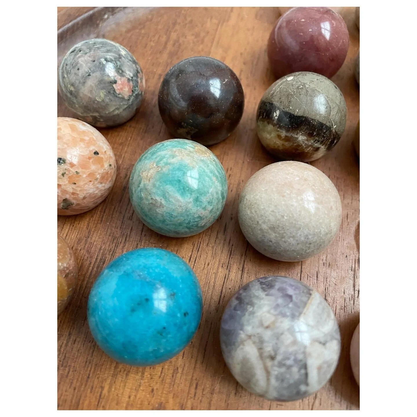A gorgeous rare French mid-century pear shaped large wooden solitaire board with semi precious stone polished pieces.

The stones feel wonderful to touch and we love the varied colours of the stones. 

The perfect accompaniment to any coffee table.

