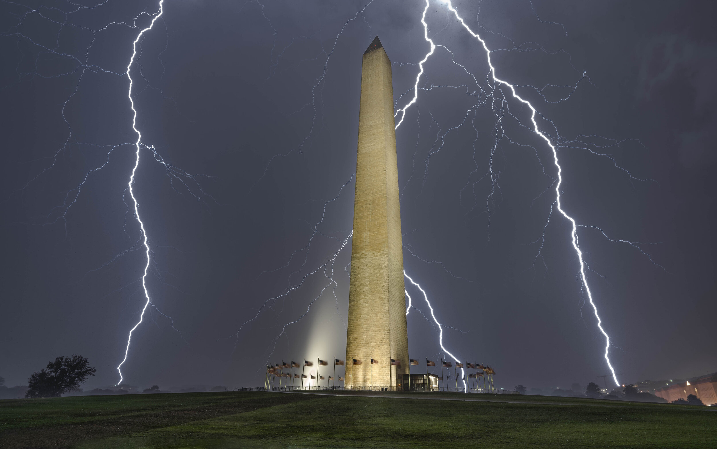 Washington Monument lightning.jpg