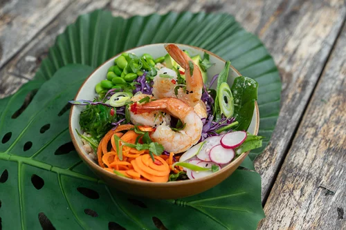 Juicy grilled prawns poke bowl
