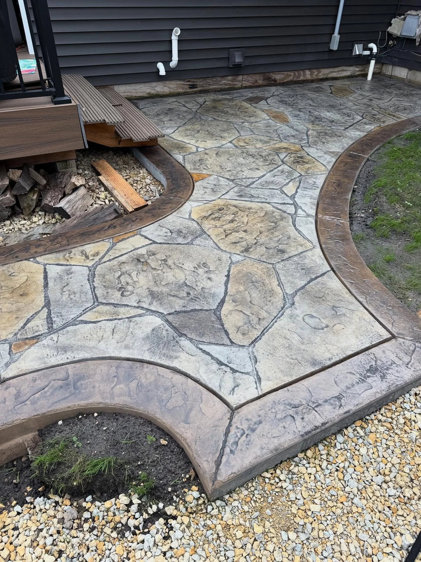 Nice walkway to a tree stump fire pit 🔥 

@prolineconcretetools Arizona flagstone and @decocrete_supply brownstone CH for the border with individually stained stones and a hand carved tree stump fire pit colored with @walttools water based stain and