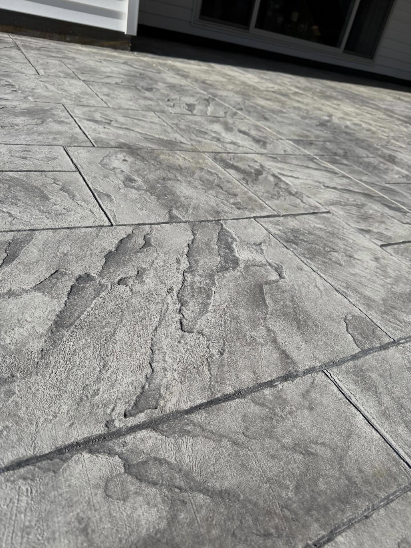 Nice stamped patio!

@prolineconcretetools Navajo color hardener with @decocrete_supply light gray release and D1 sealer