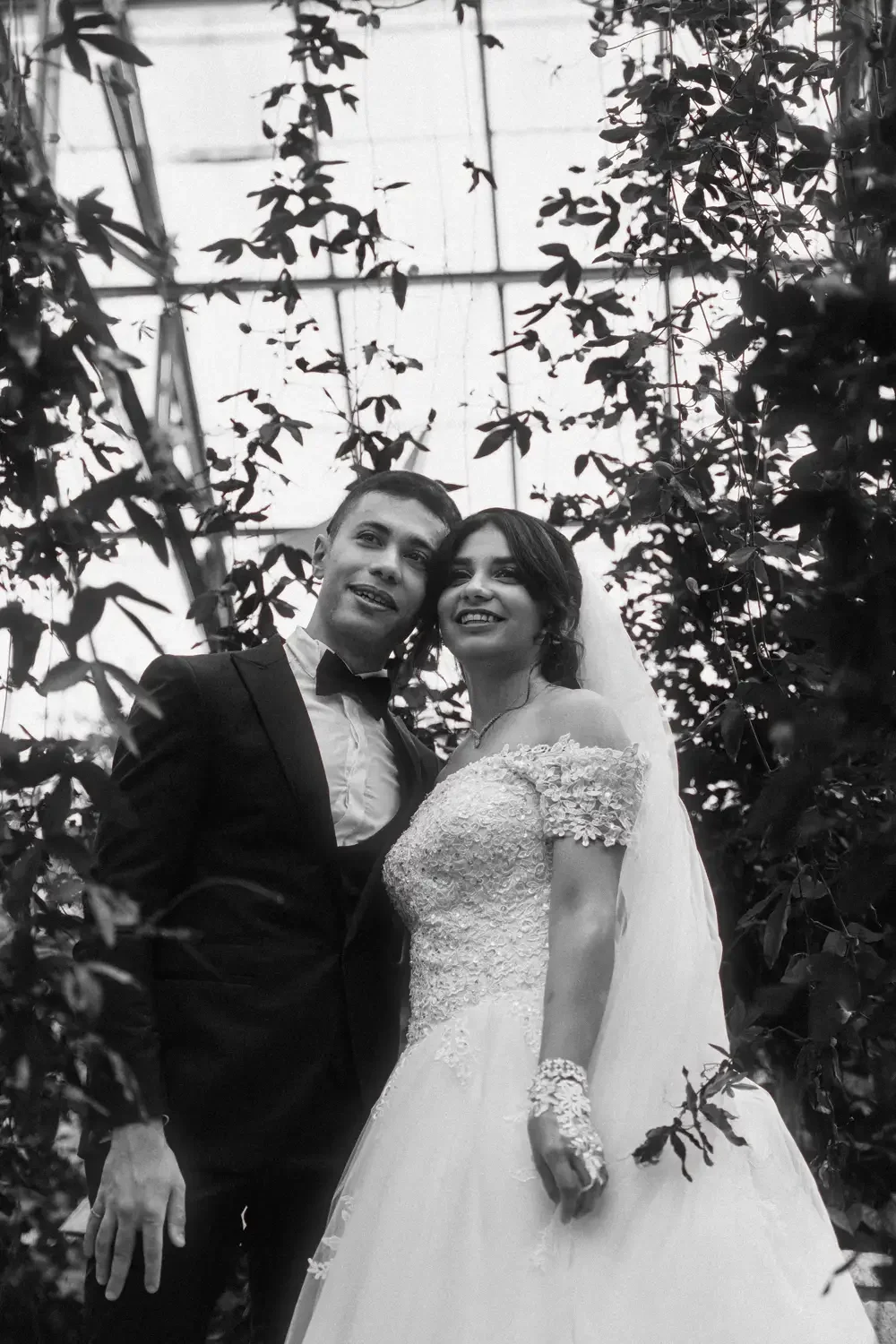JOA07732 toronto-greenhouse-engagement-photographer.webp