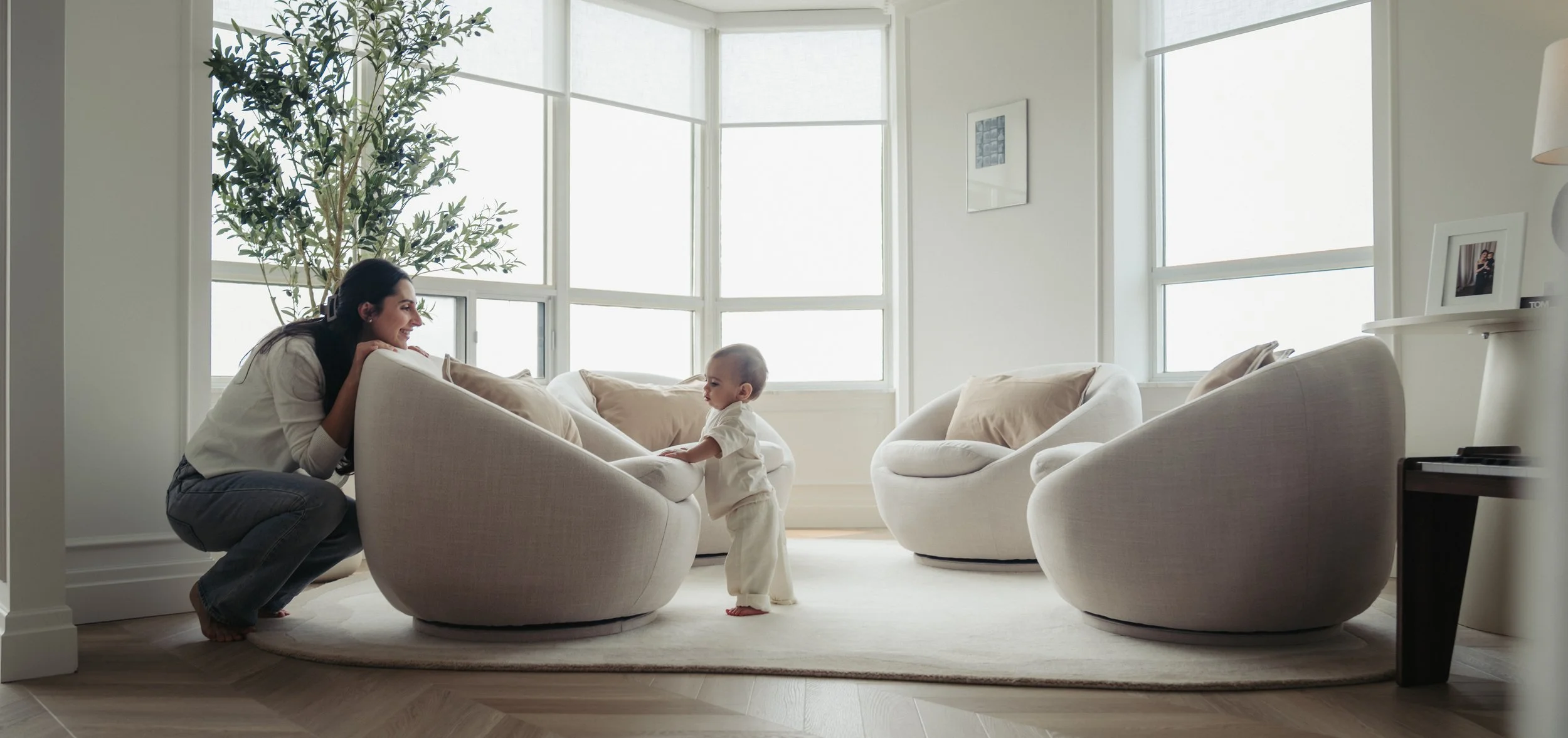 toronto-family-photographer-peekaboo-living-room2.jpg