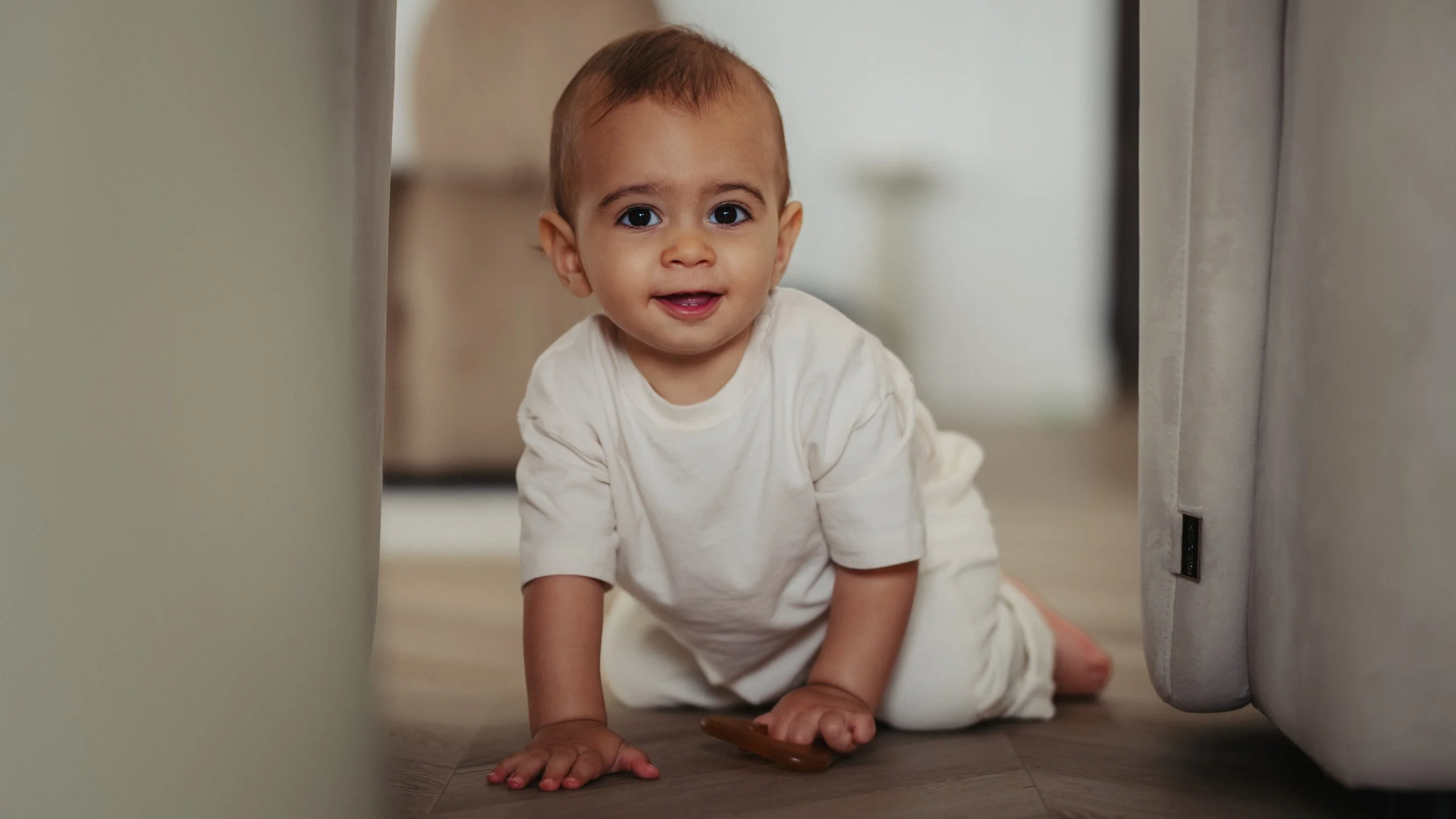 in-home-family-photography-toronto-baby-crawling-living-room.jpg