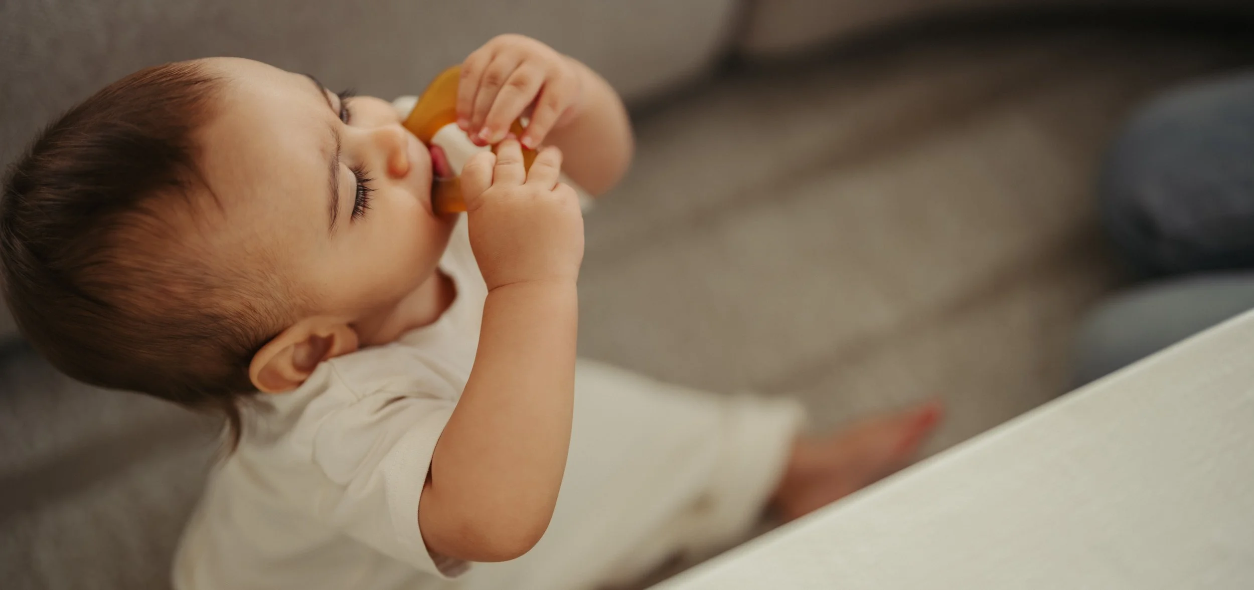 baby-photography-toronto-crawling-portrait-at-home.jpg