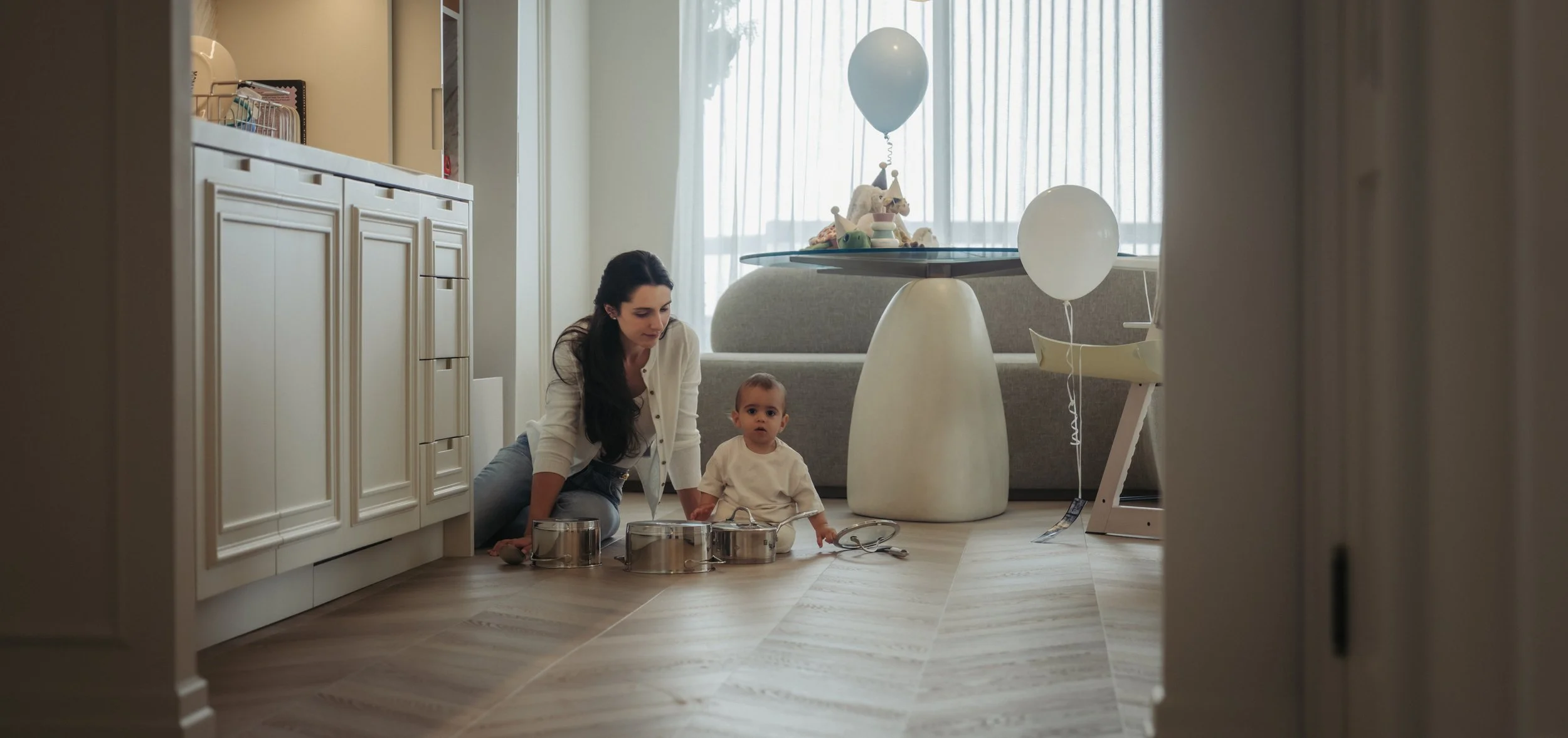 first-birthday-photos-at-home-toronto-mom-baby-kitchen-balloons.jpg