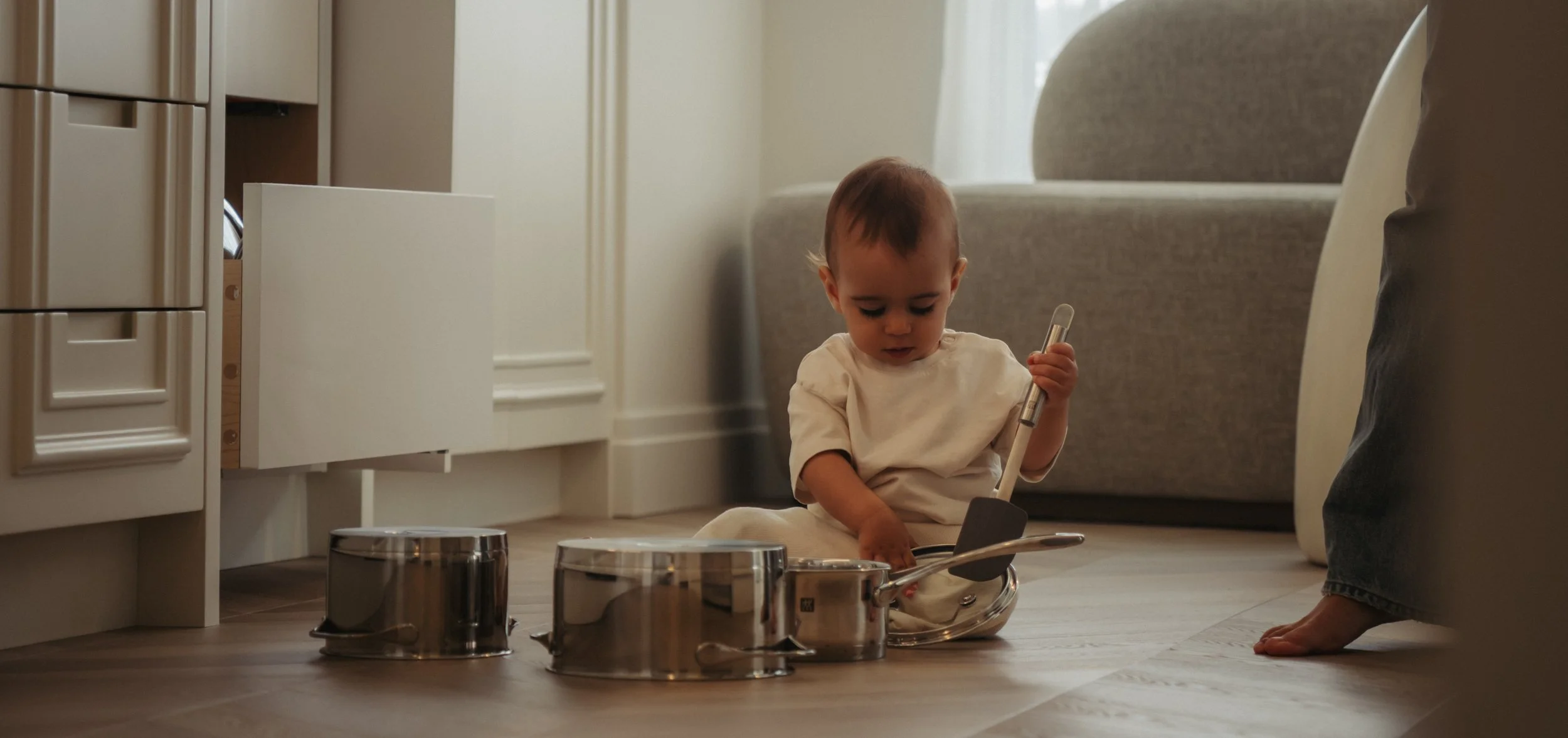 in-home-family-photos-toronto-baby-pots-and-pans.jpg