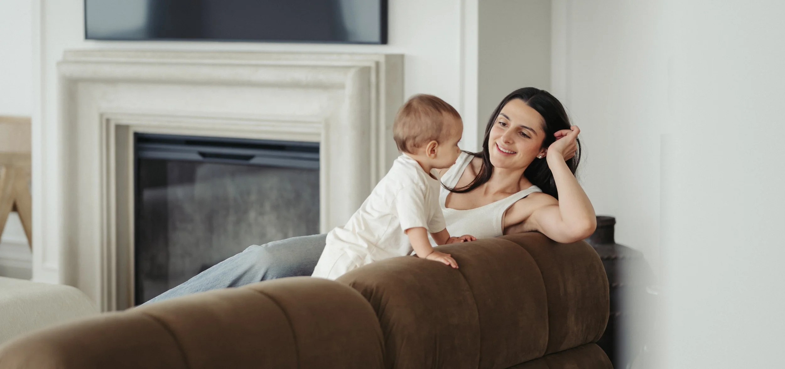 toronto-family-photographer-mom-and-baby-living-room.jpg