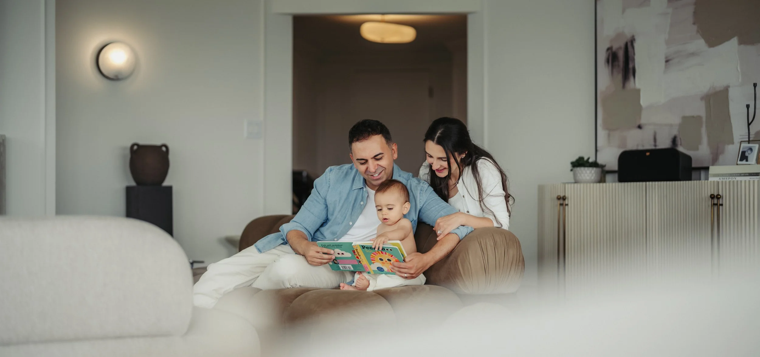 at-home-family-photoshoot-toronto-baby-laughing-parents.jpg