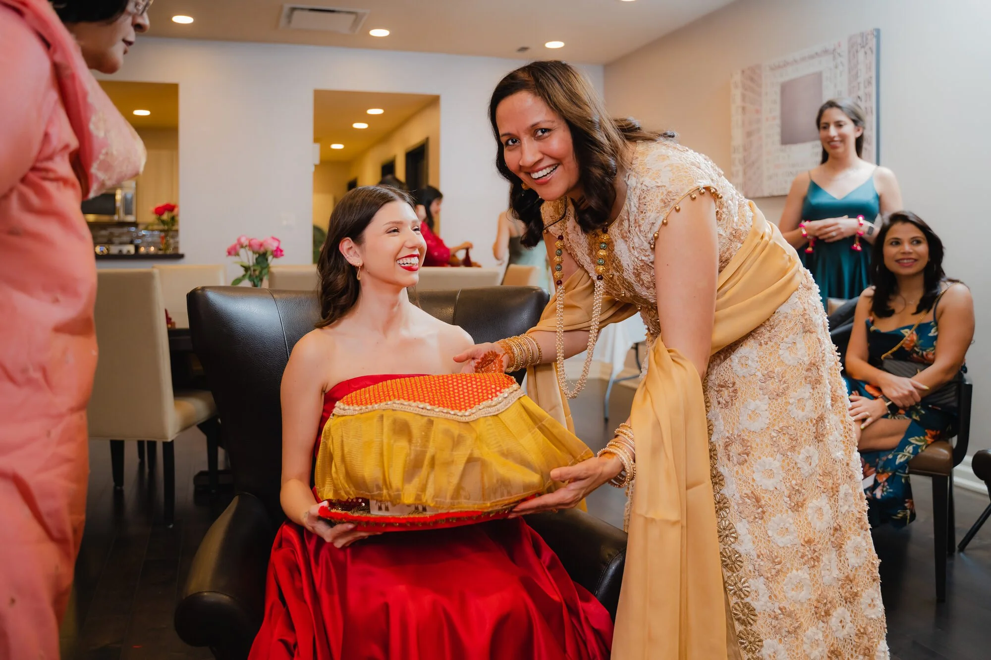 multicultural-henna-night-photographer-toronto-henna-tray-bride.jpg