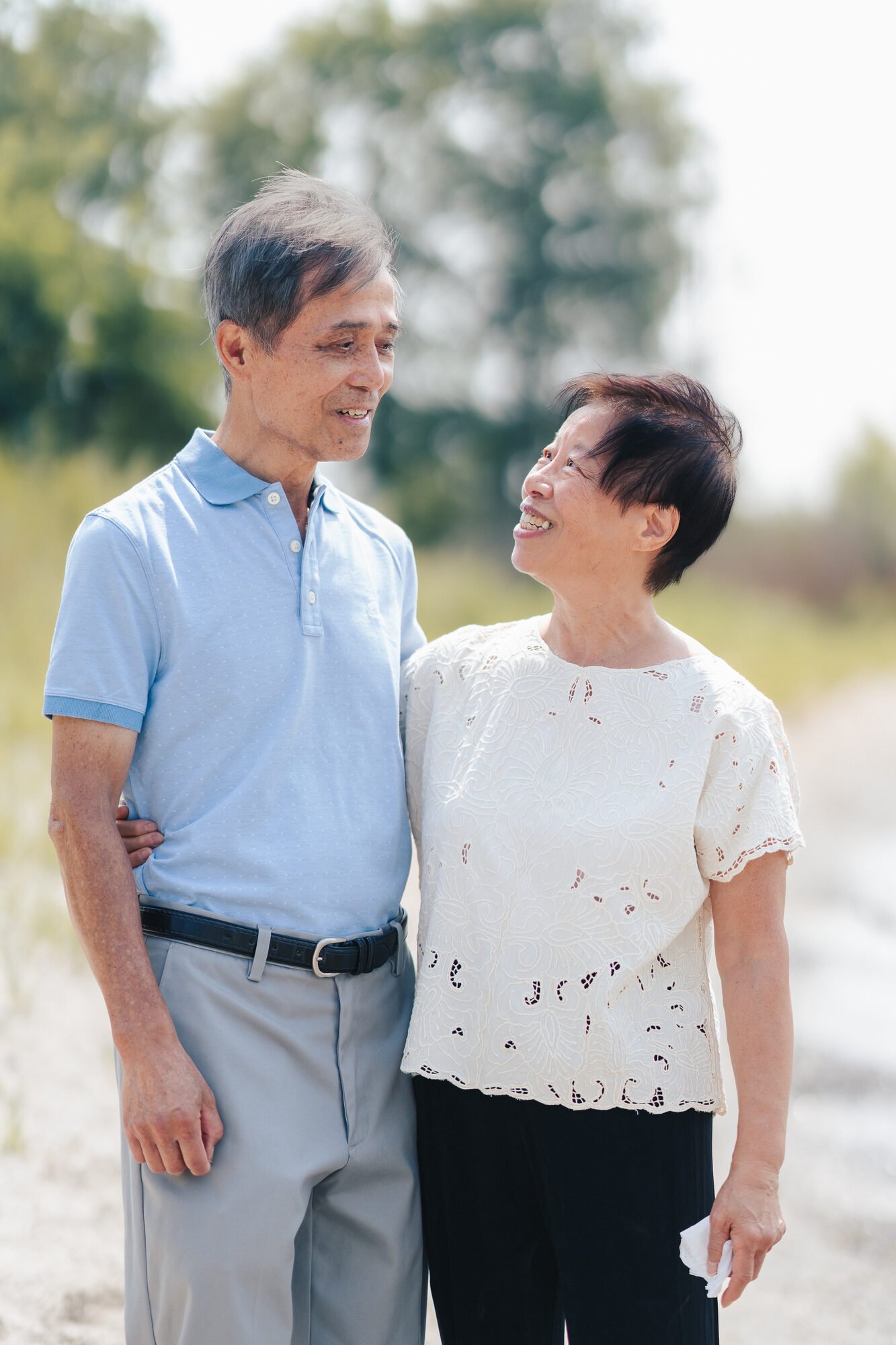 family-photos-toronto-grandparents-laughing-beach-walk.jpg