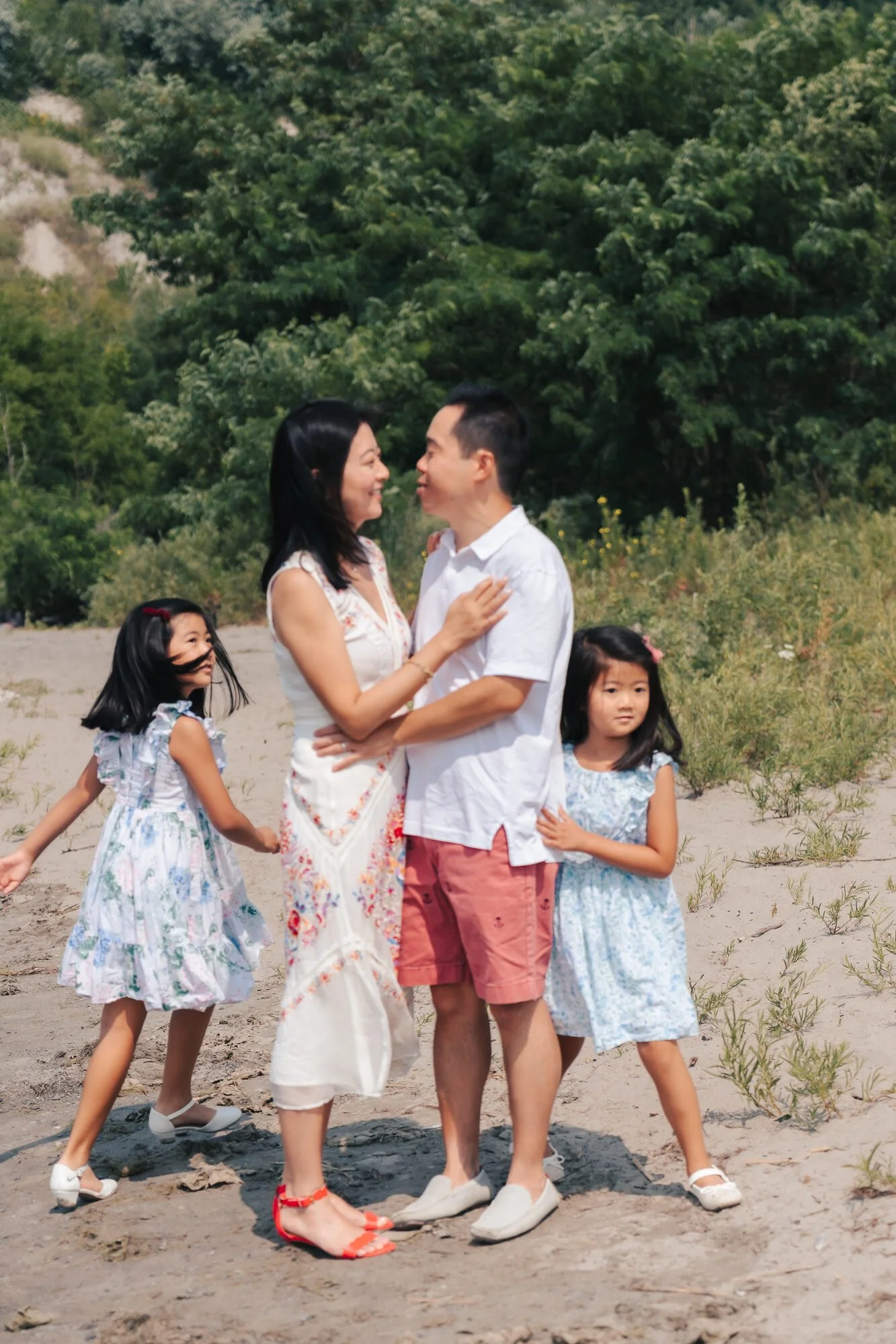 scarborough-bluffs-family-session-paper-airplanes-on-the-beach.jpg