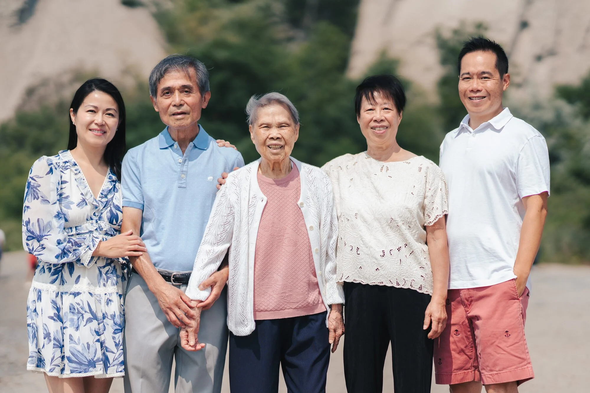three-generation-family-photos-toronto-scarborough-bluffs-beach.jpg