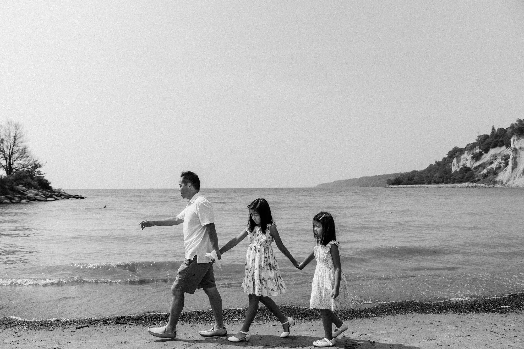 scarborough-bluffs-family-photos-paper-airplanes-black-and-white.jpg