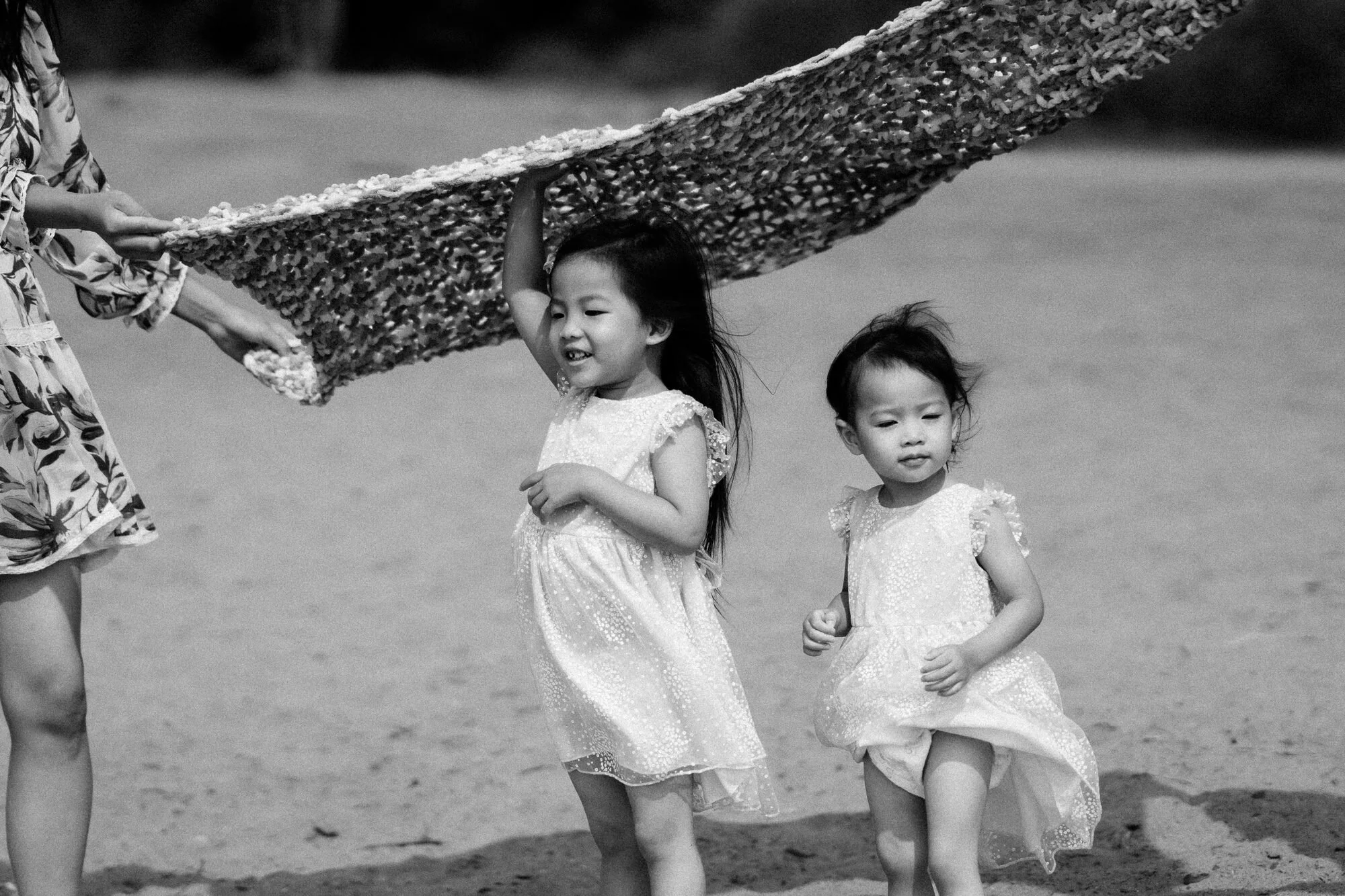 documentary-family-photography-toronto-children-under-blanket-black-and-white.jpg