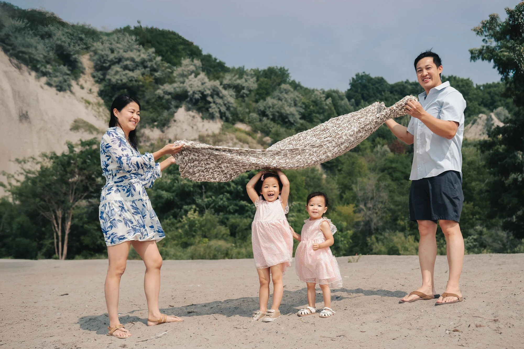 family-photographer-toronto-beach-blanket-play-scarborough-bluffs.jpg