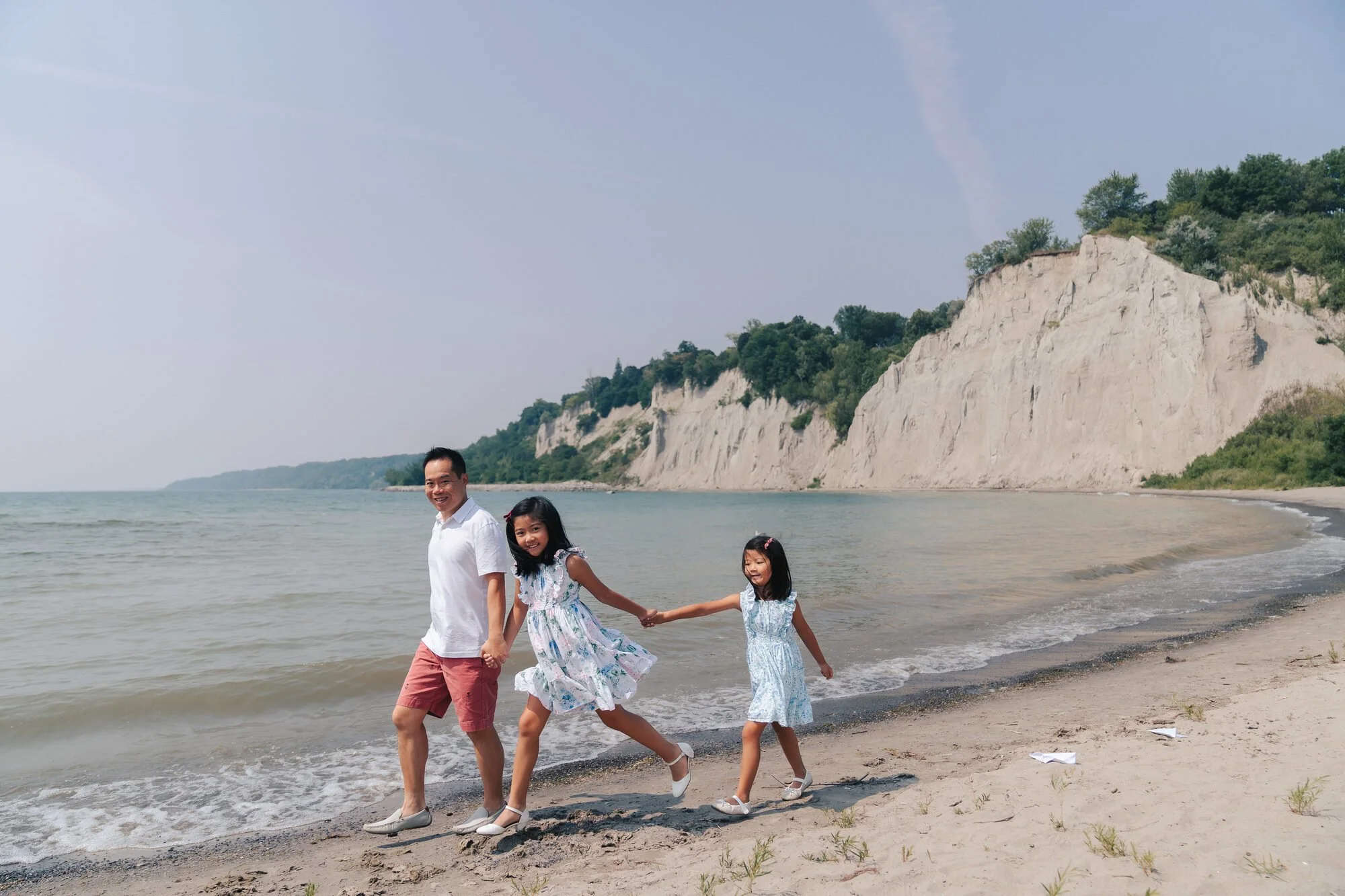 scarborough-bluffs-beach-family-photos-waters-edge-black-and-white.jpg