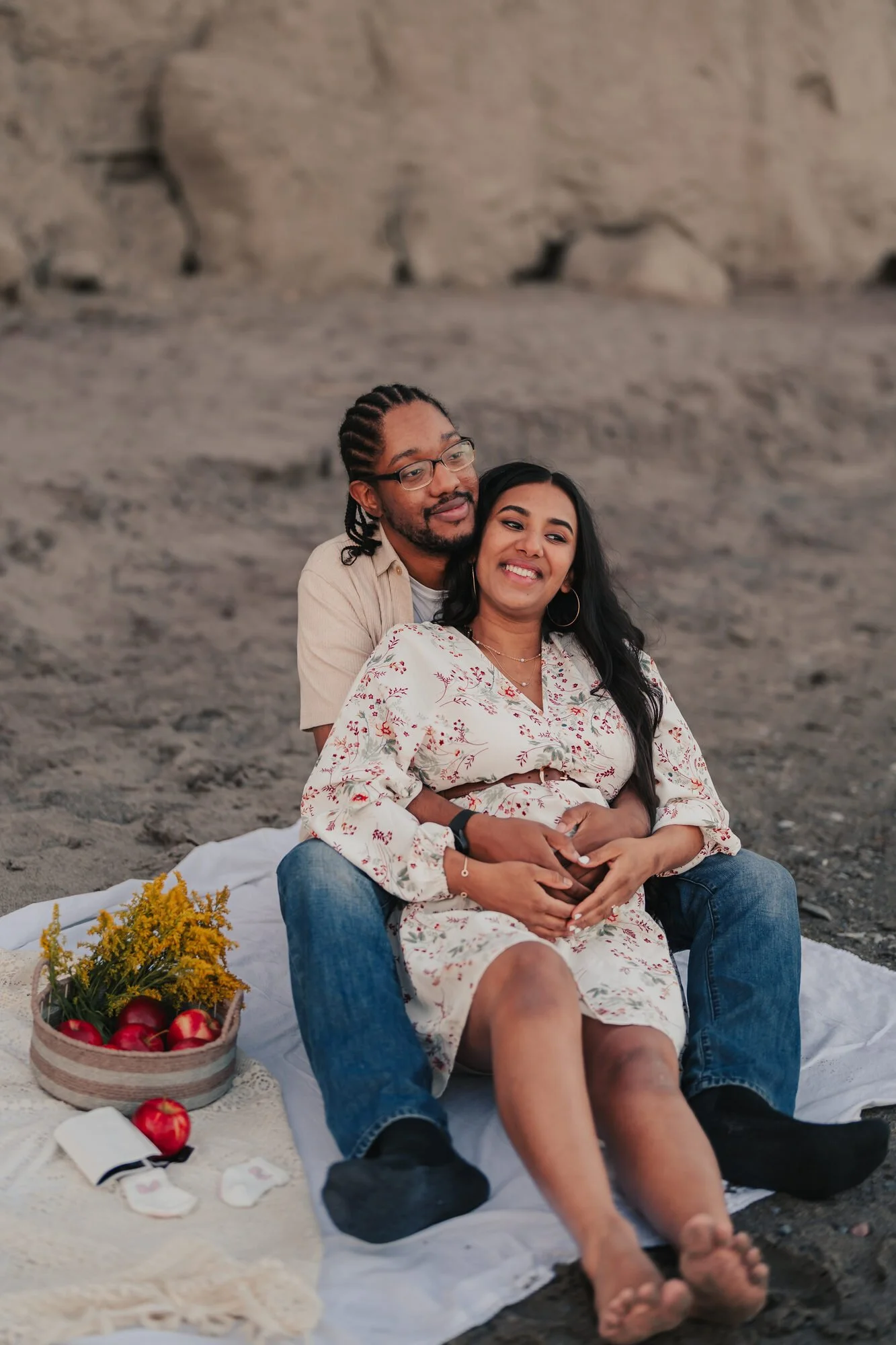 scarborough-bluffs-maternity-photos-couple-laughing-picnic.jpg