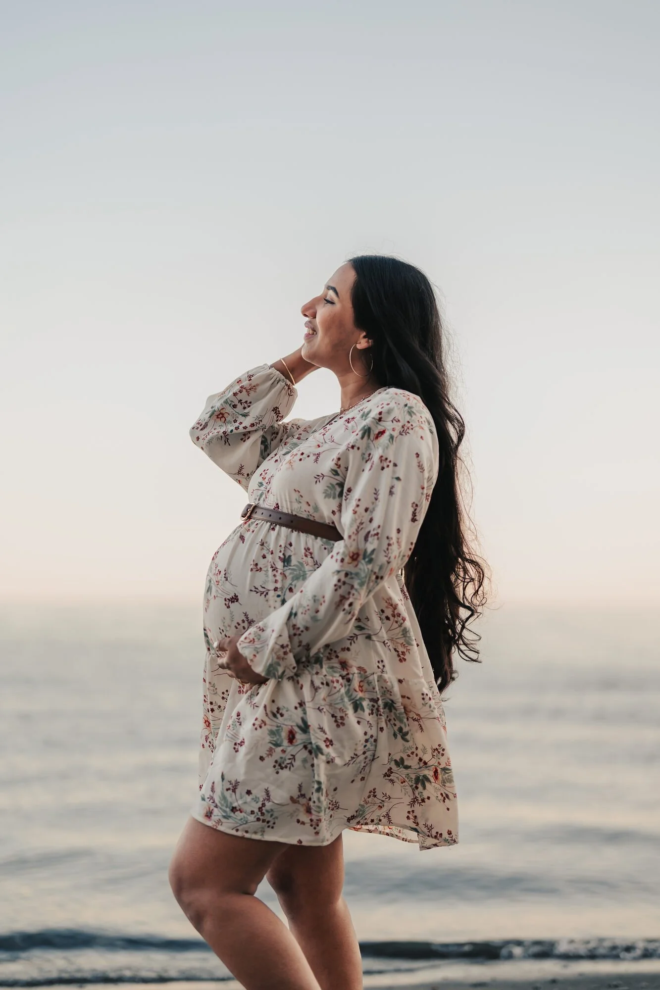 maternity-photographer-toronto-expecting-mother-beach-portrait.jpg