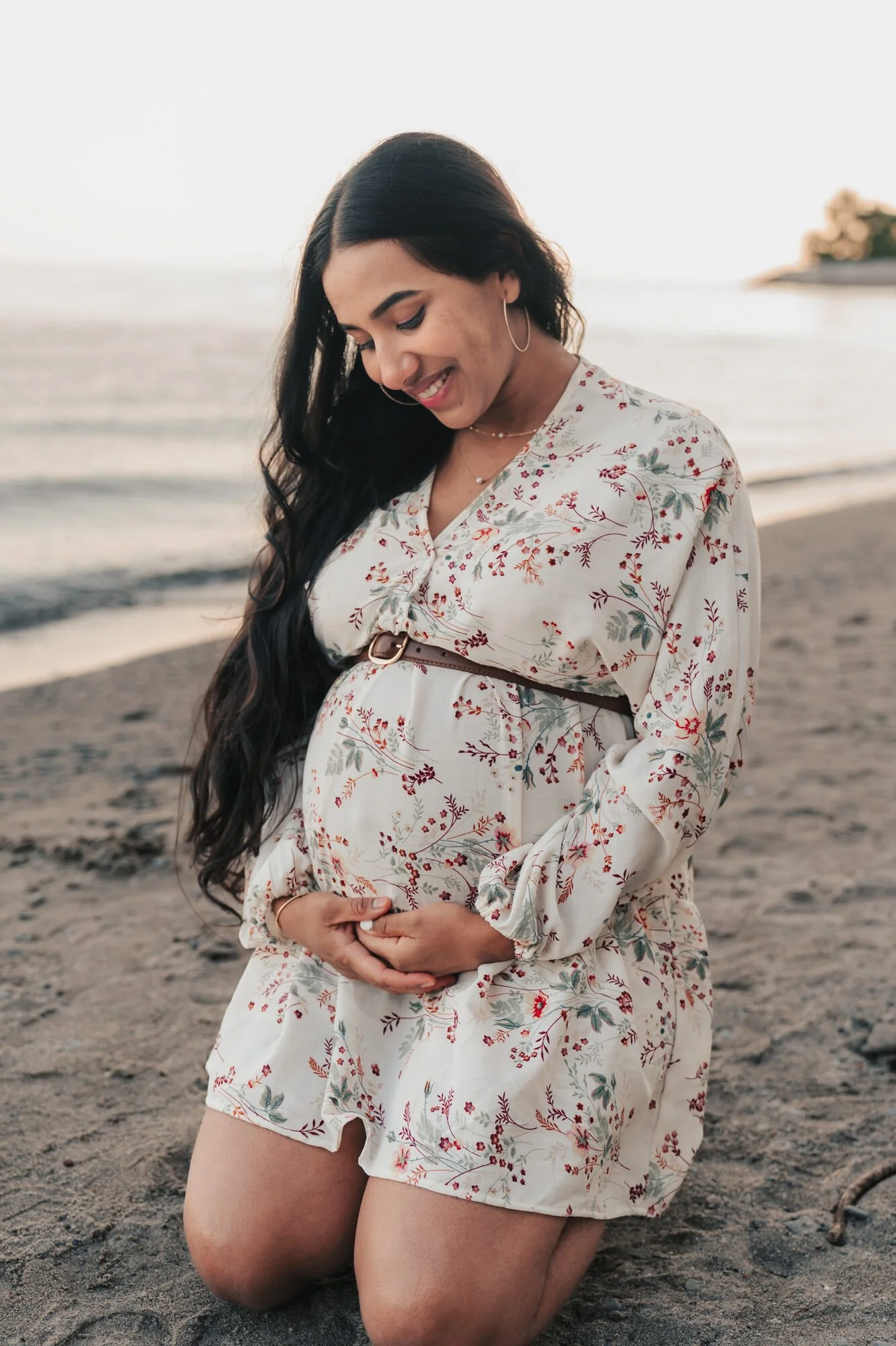 maternity-photographer-toronto-mother-kneeling-on-the-beach.jpg