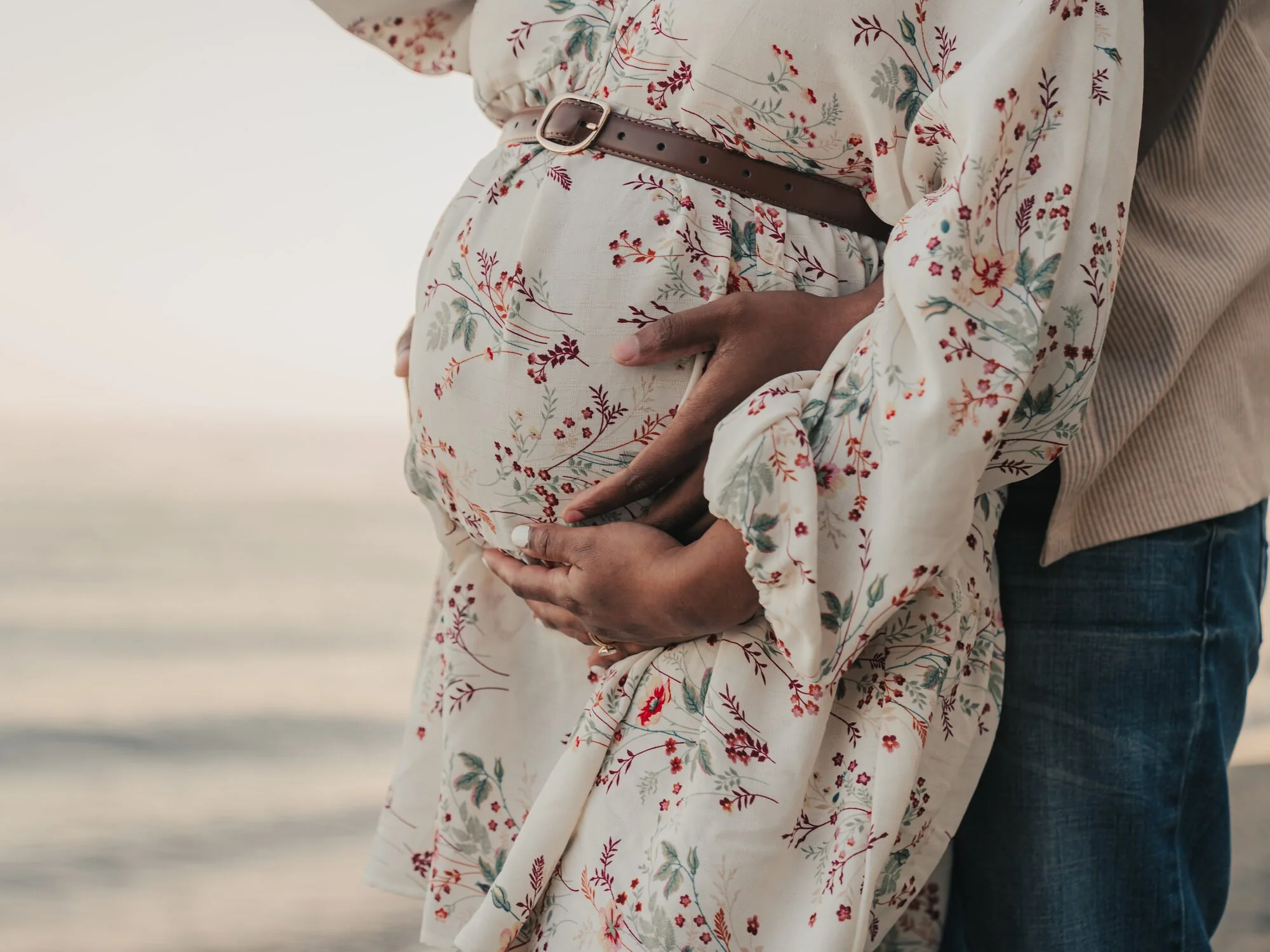 maternity-photography-toronto-hands-on-baby-bump-detail.jpg