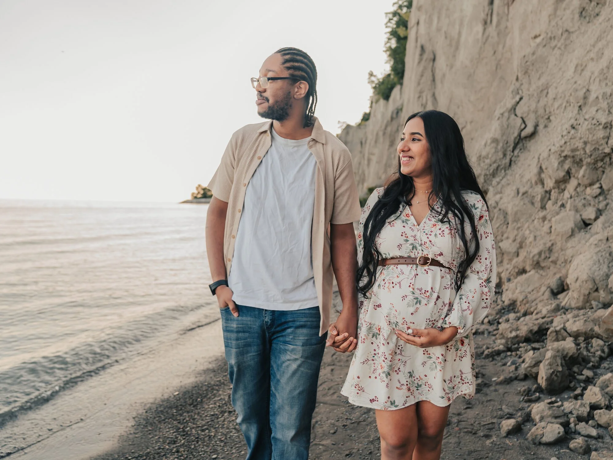 maternity-photos-toronto-couple-walking-scarborough-bluffs-beach.jpg