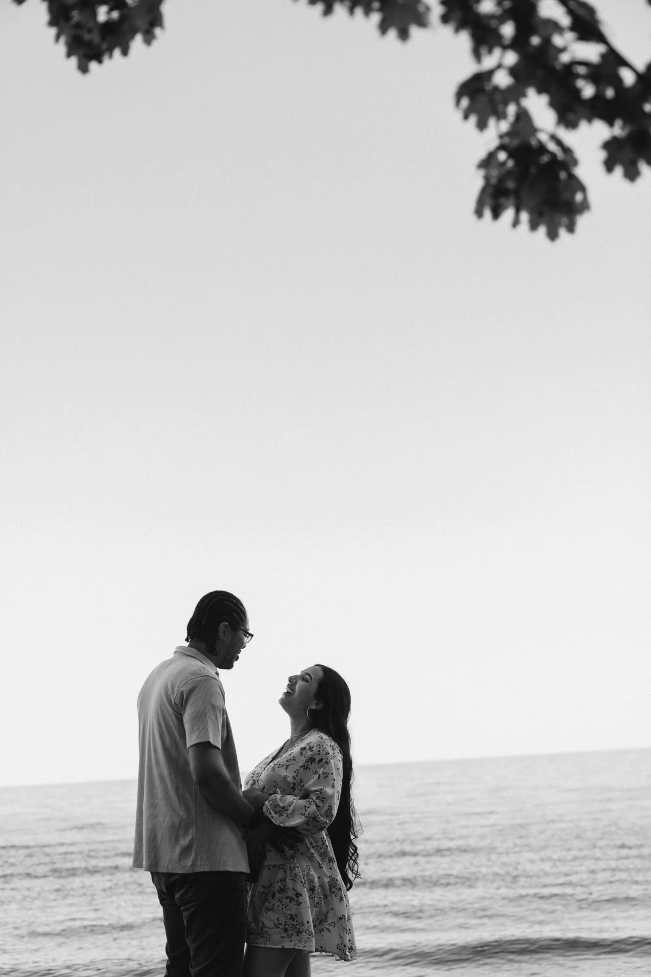 scarborough-bluffs-maternity-photos-silhouette-black-and-white.jpg