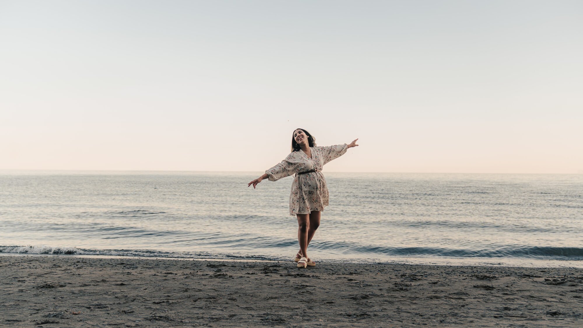 scarborough-bluffs-maternity-photos-arms-open-at-the-lake.jpg