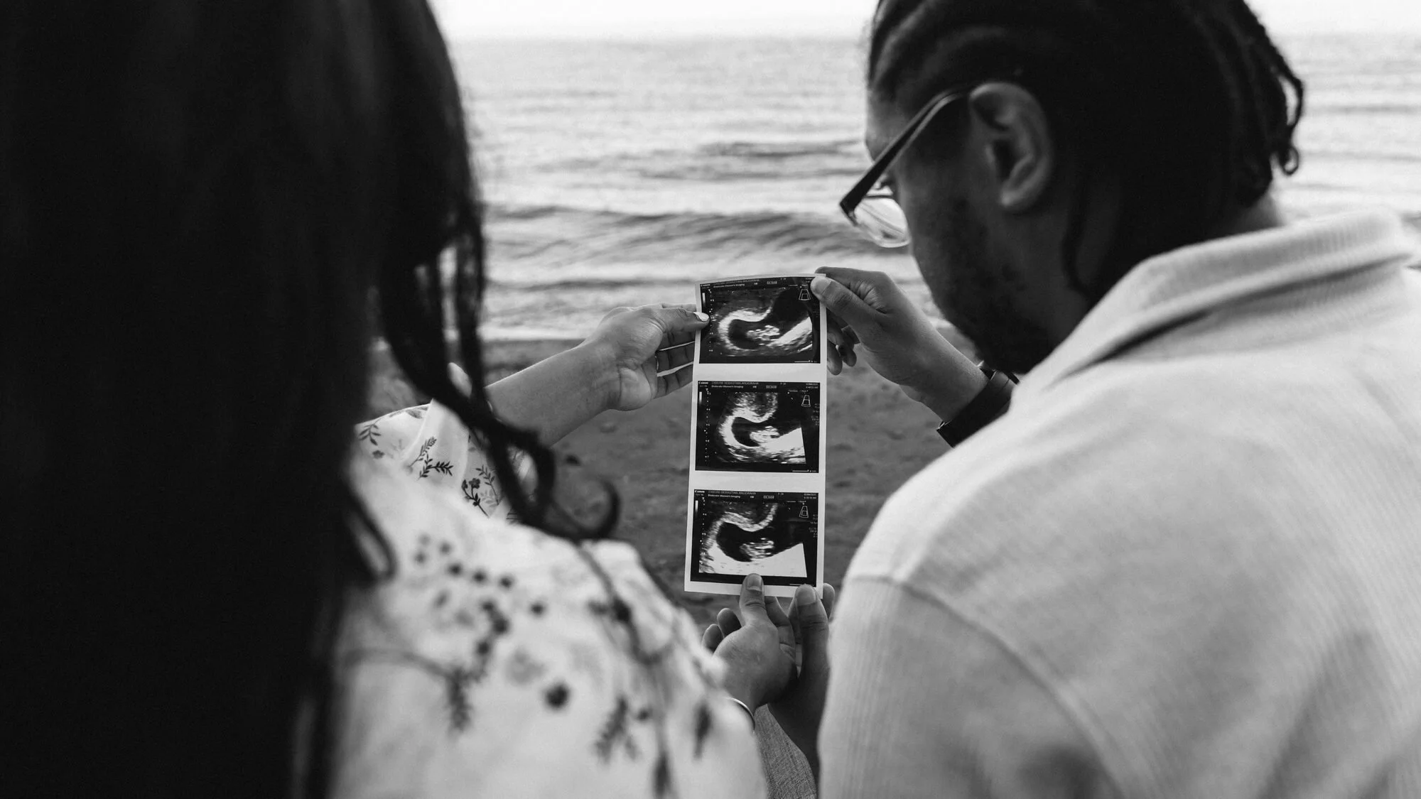 scarborough-bluffs-maternity-session-holding-ultrasound-photos.jpg