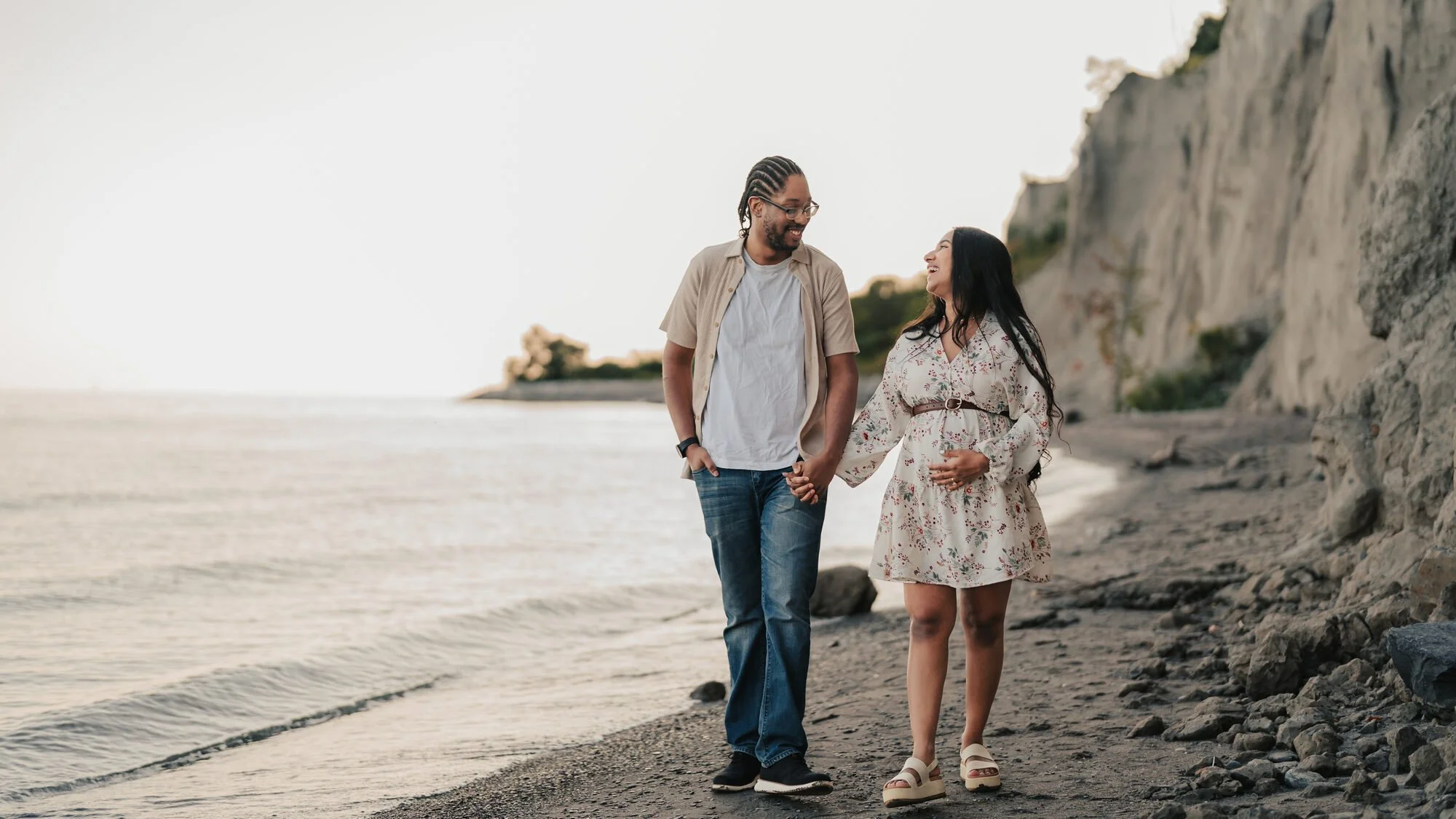 maternity-photos-toronto-couple-walking-below-the-bluffs.jpg