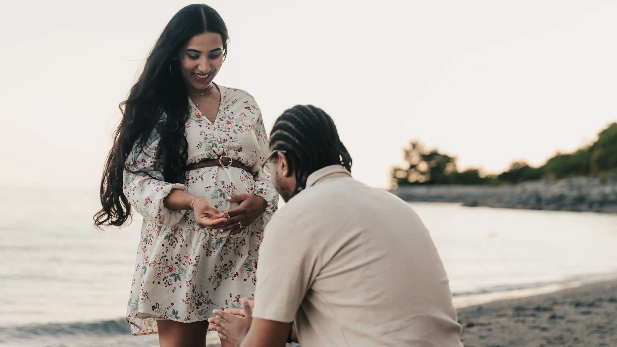 documentary-maternity-photographer-toronto-father-kissing-the-bump.jpg