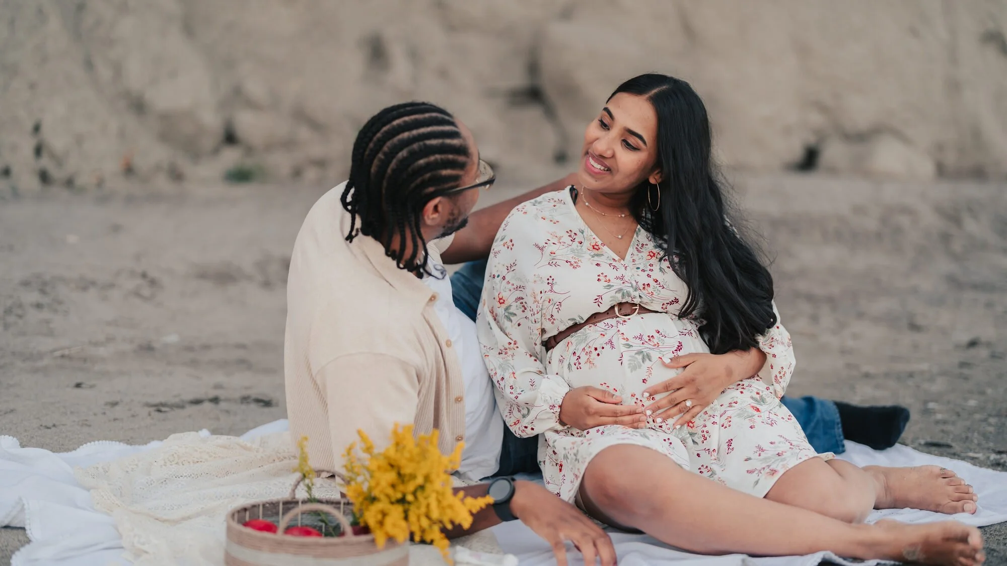 documentary-maternity-photography-toronto-hand-on-the-bump.jpg