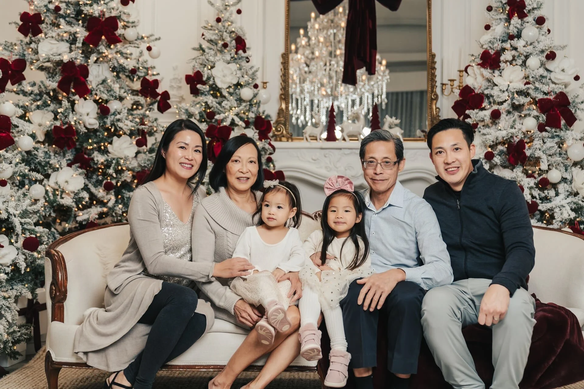 christmas-mini-session-glasshouse-studios-sophia-room-family.jpg