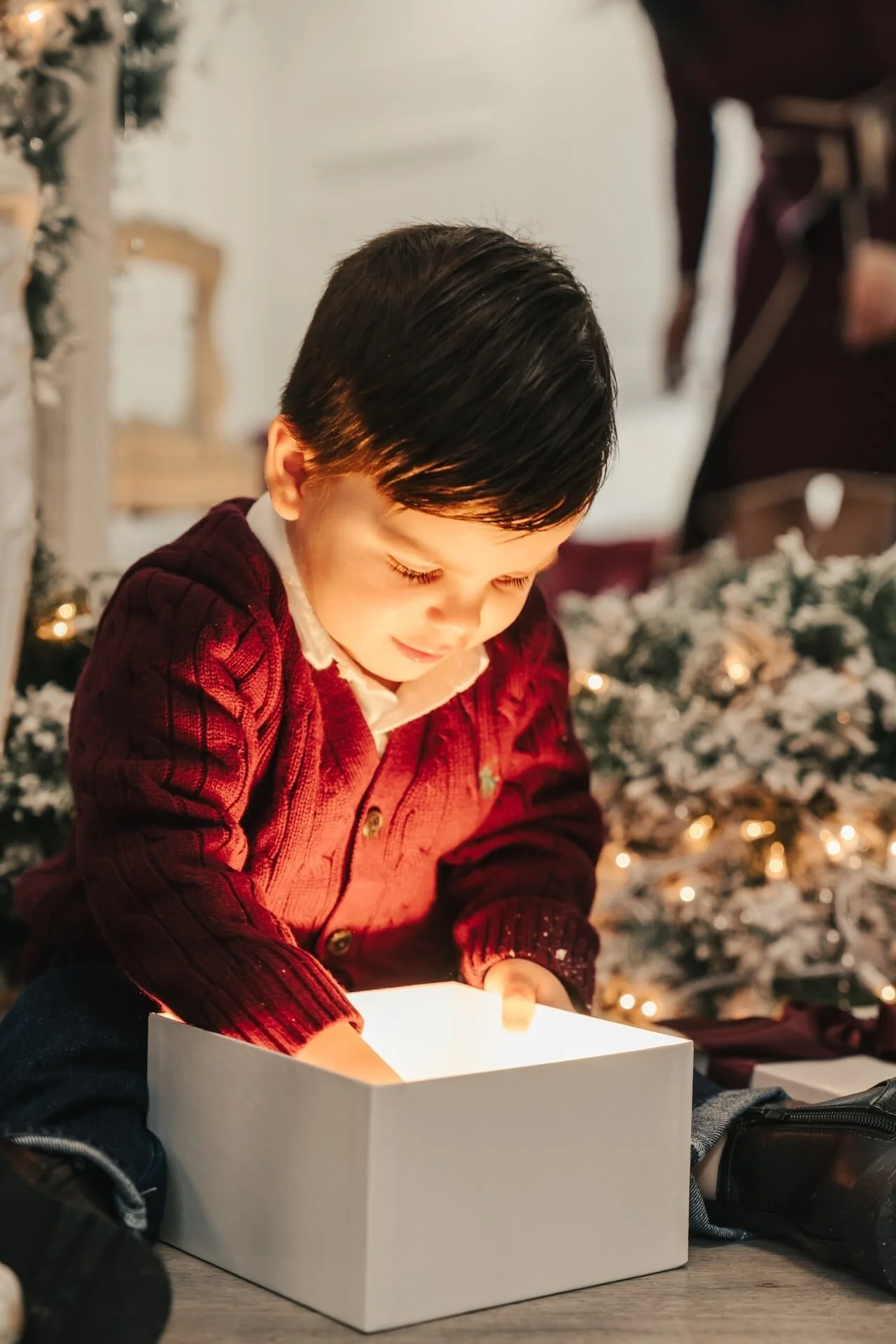 christmas-mini-session-toronto-boy-opening-gift-sophia-room.jpg