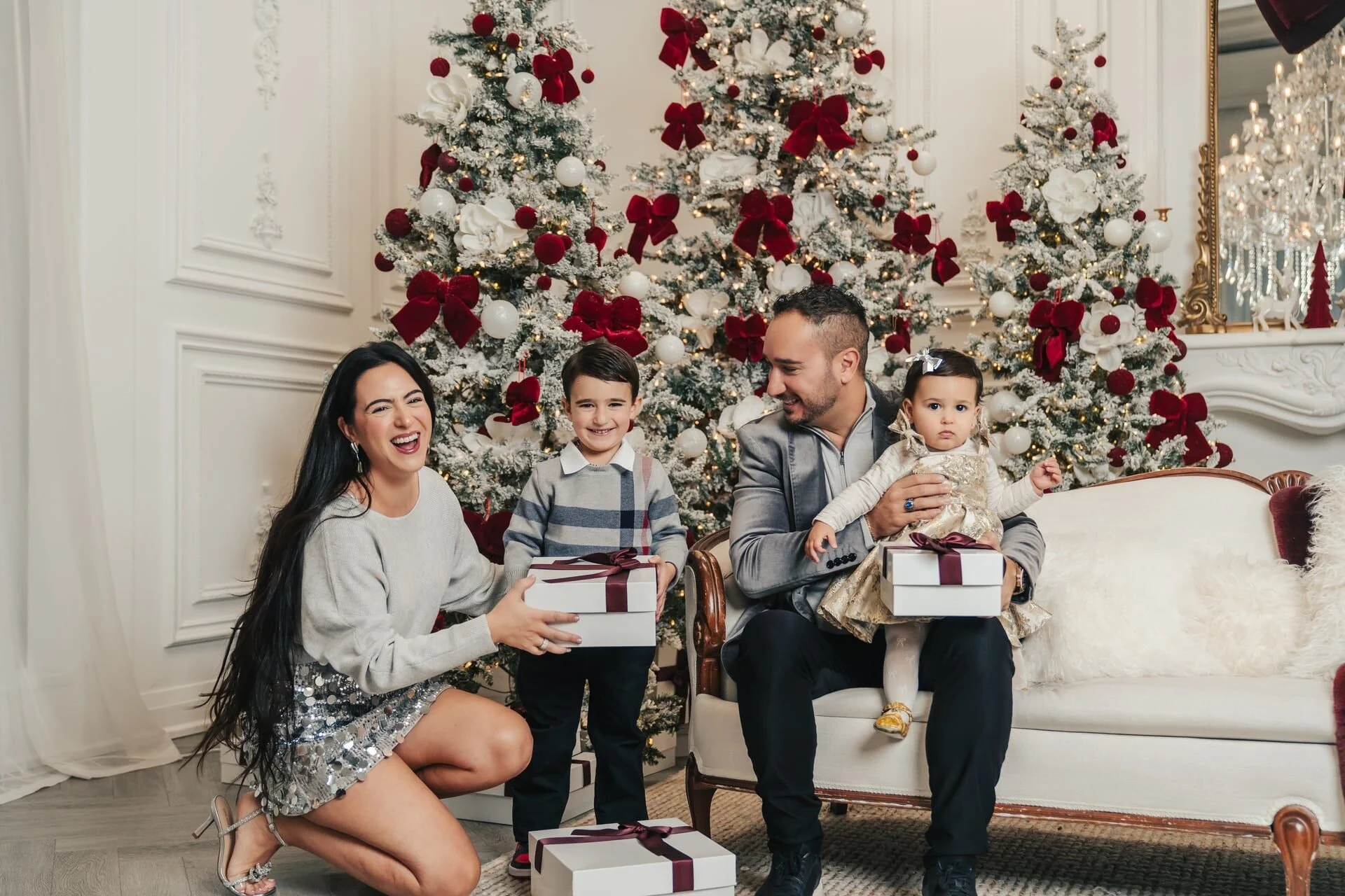 family-christmas-mini-session-richmond-hill-sophia-room.jpg