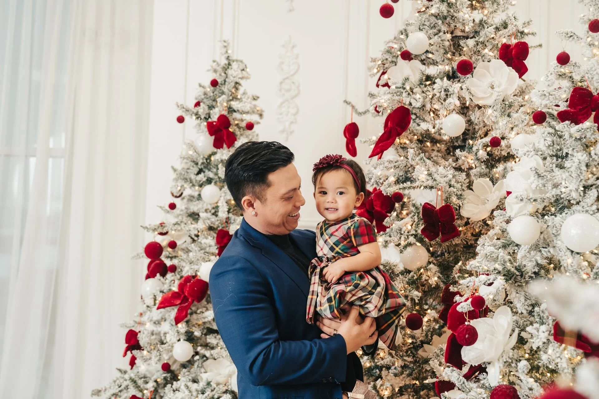 richmond-hill-christmas-family-photos-father-and-baby.jpg
