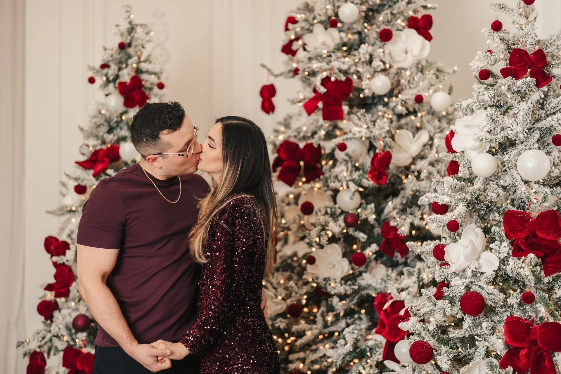 sophia-room-glasshouse-studios-couple-christmas-photos.jpg