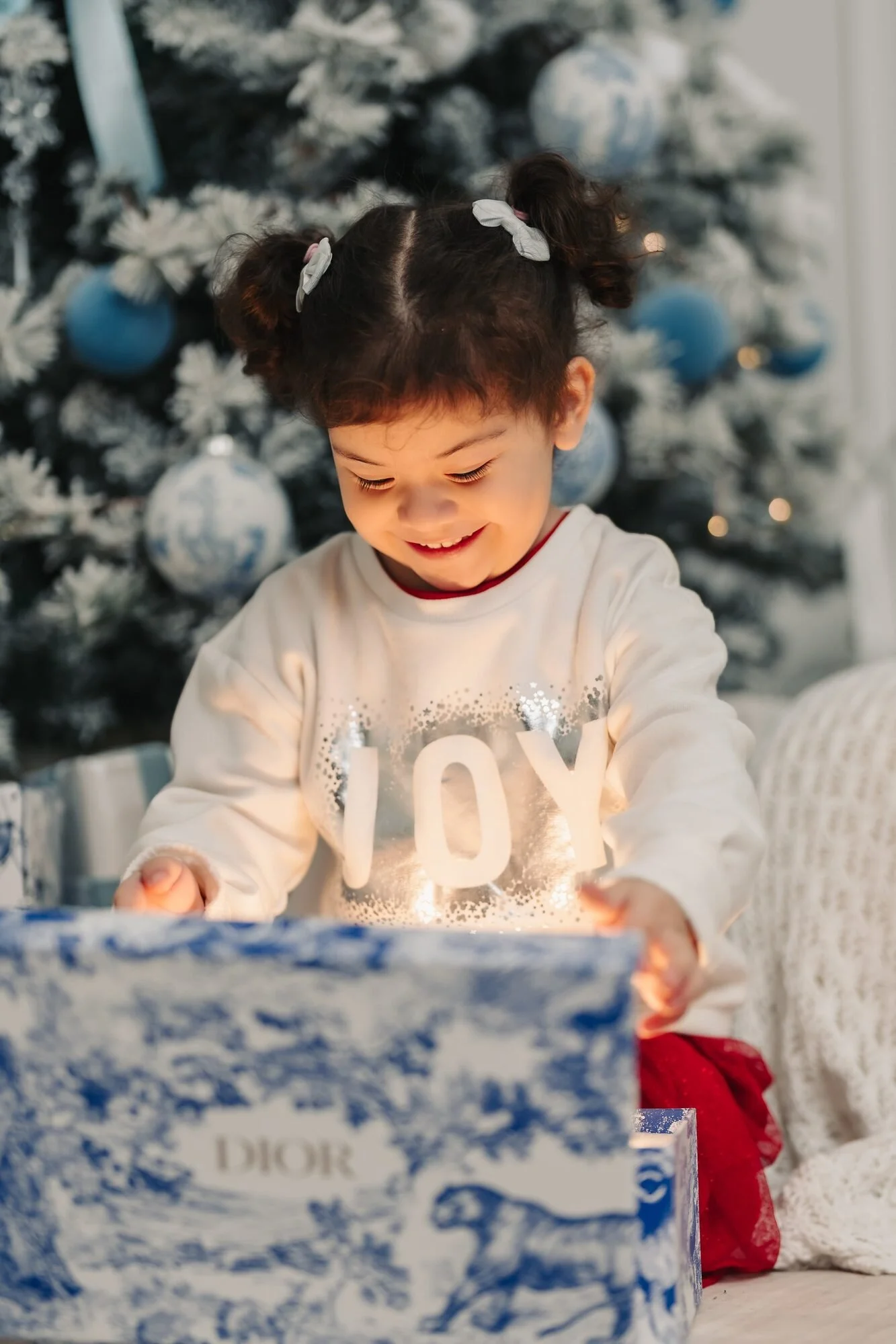 child-opening-glowing-gift-christmas-mini-session-icon-studio-space-toronto.jpg