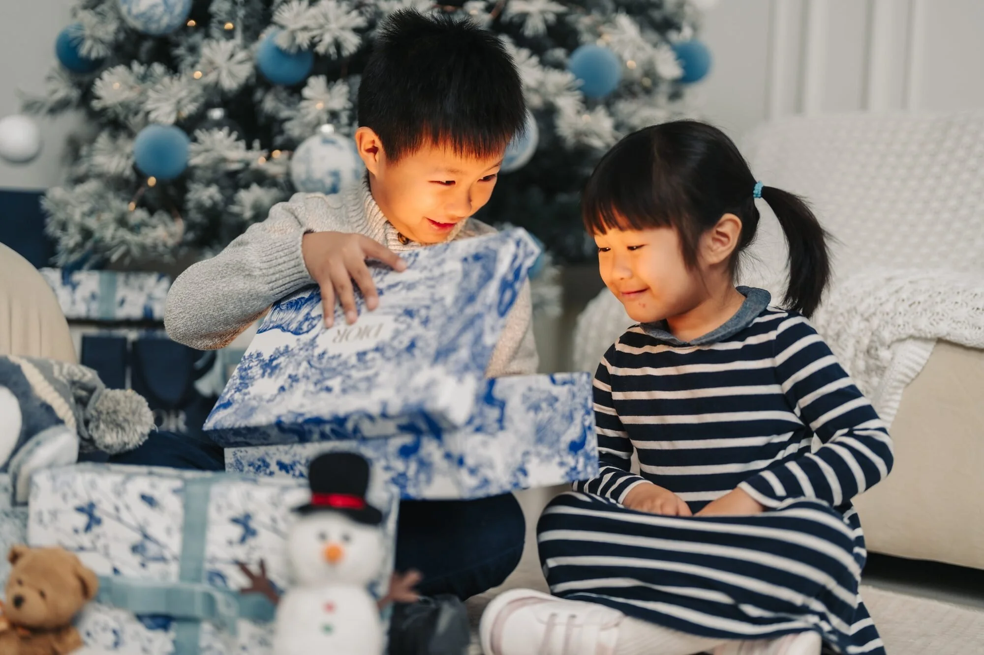 children-opening-gift-christmas-mini-session-toronto-icon-studio-space.jpg