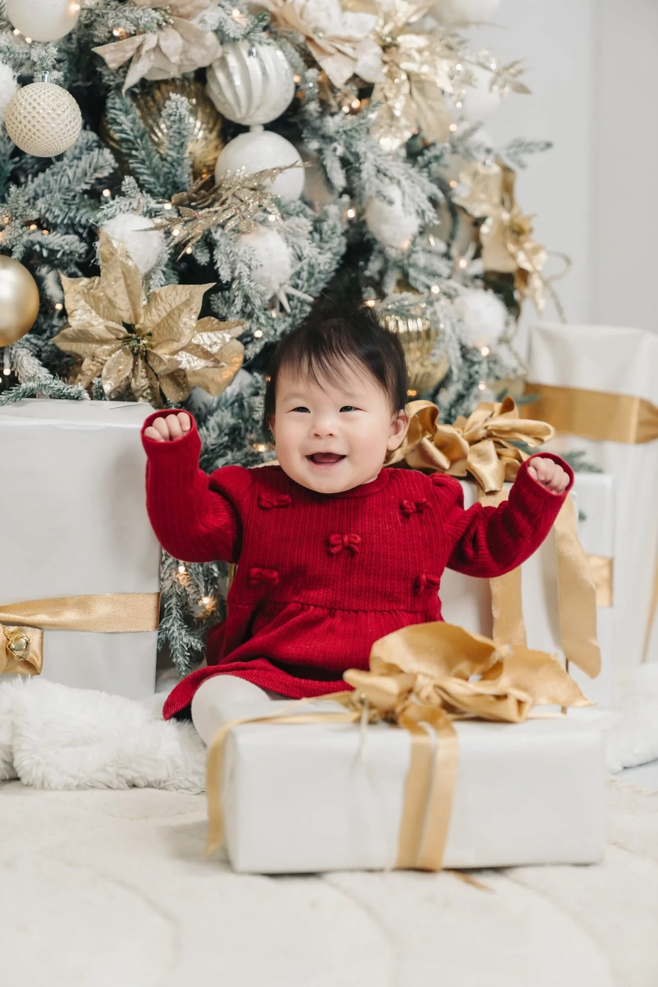 excited-baby-christmas-mini-session-icon-studio-space-toronto.jpg