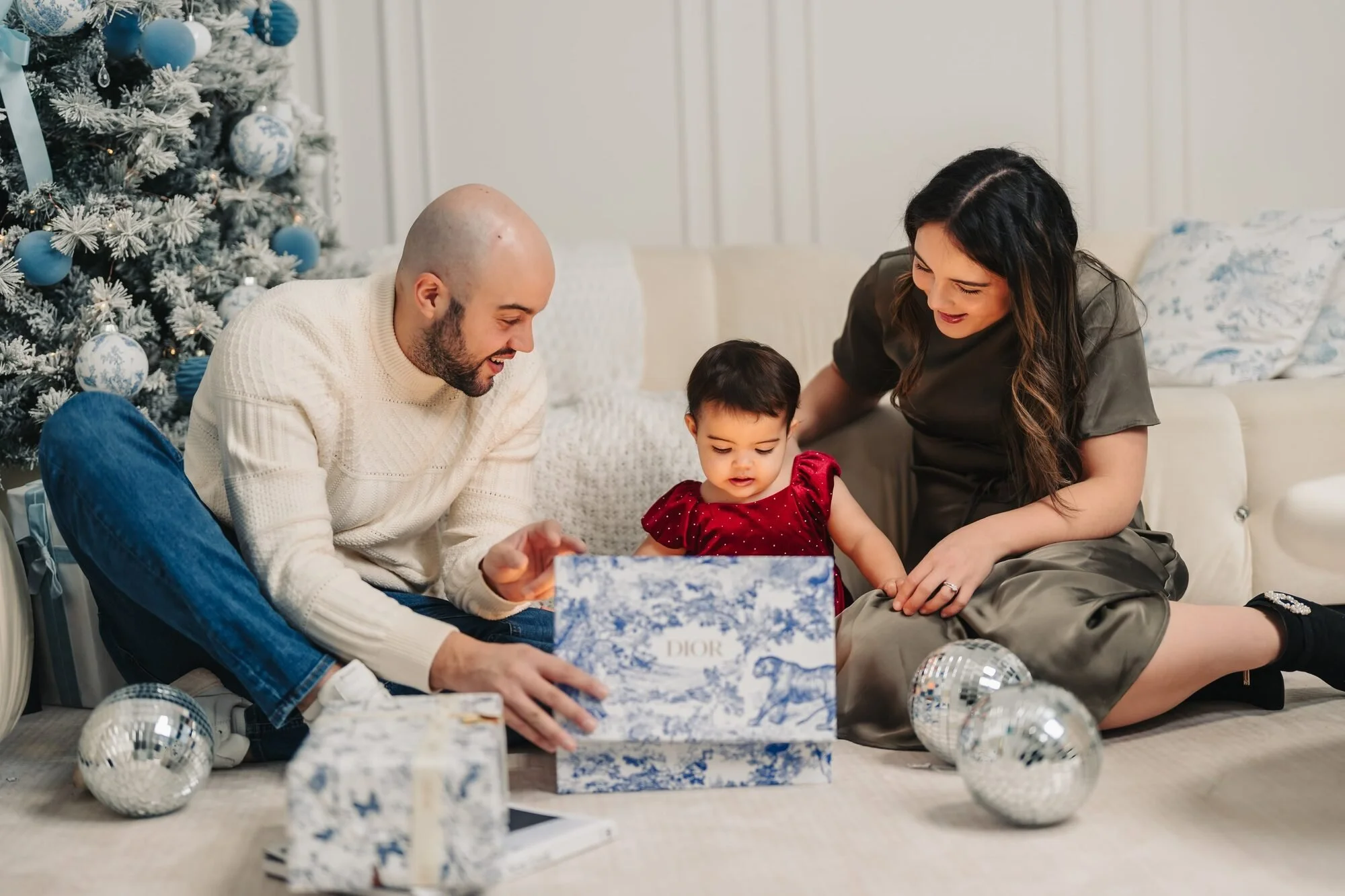 family-opening-gift-christmas-mini-session-toronto-icon-studio-space.jpg