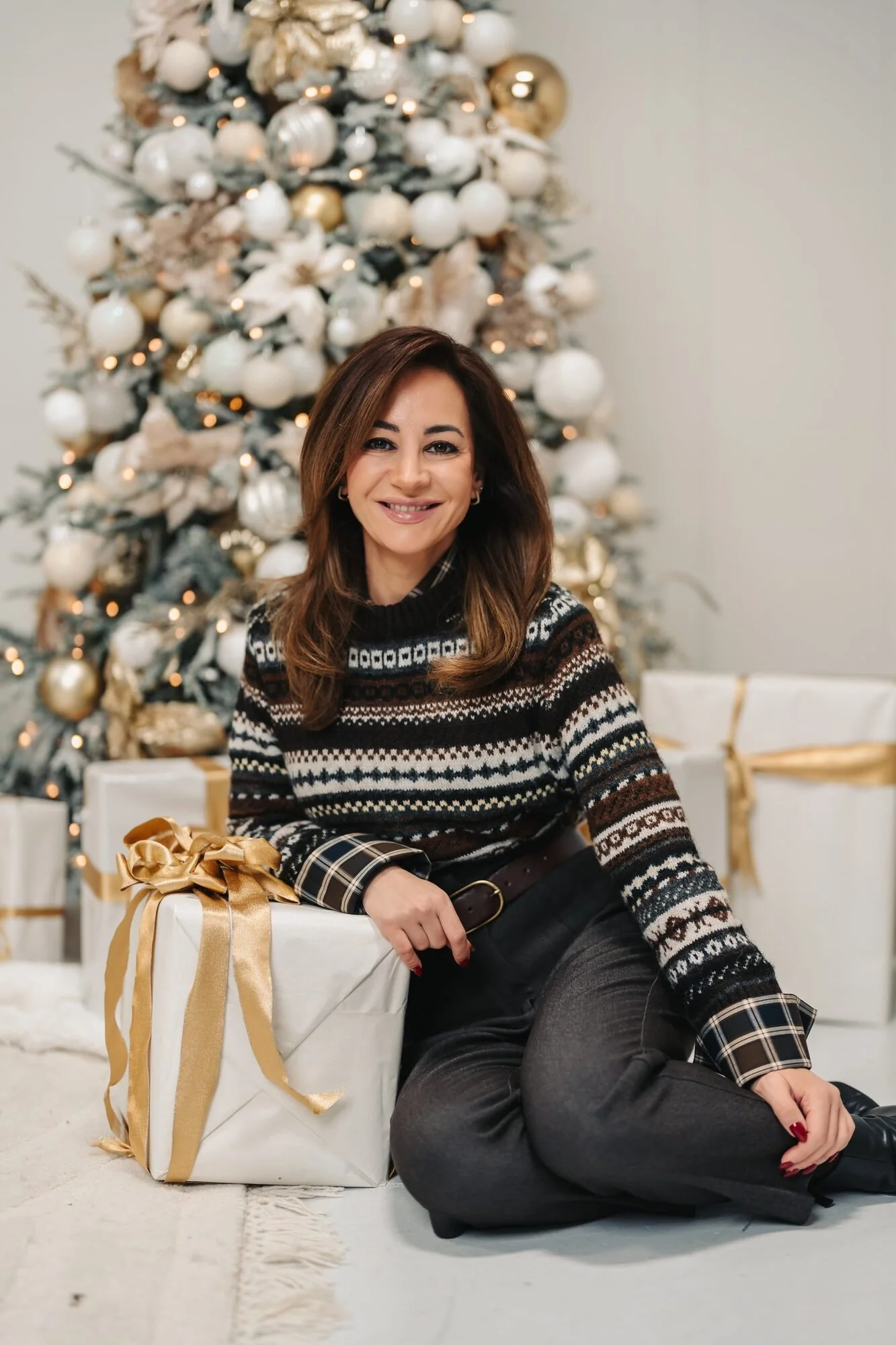 holiday-portrait-woman-christmas-mini-icon-studio-space-toronto.jpg