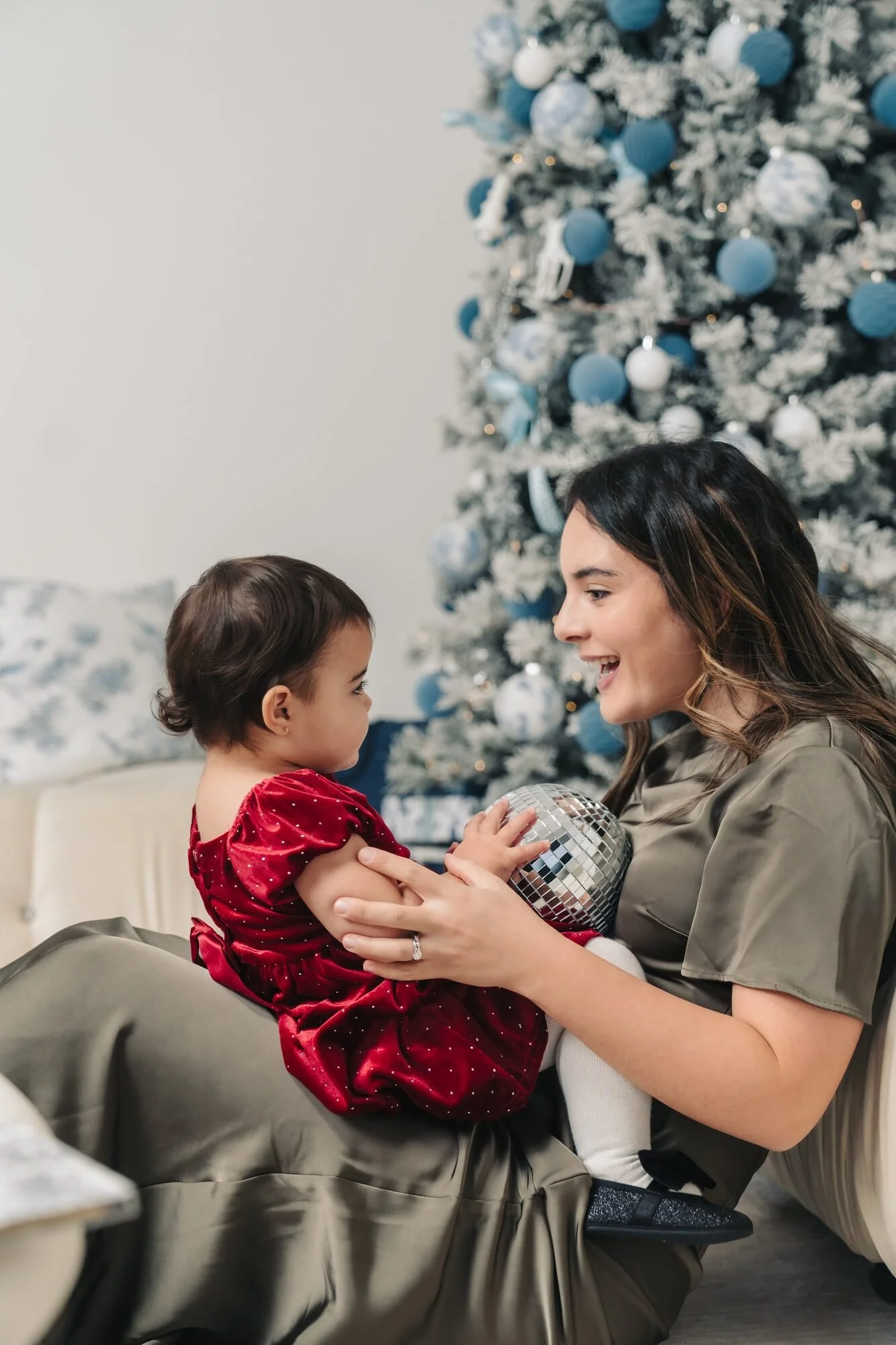 mother-and-baby-christmas-mini-session-icon-studio-space-toronto.jpg
